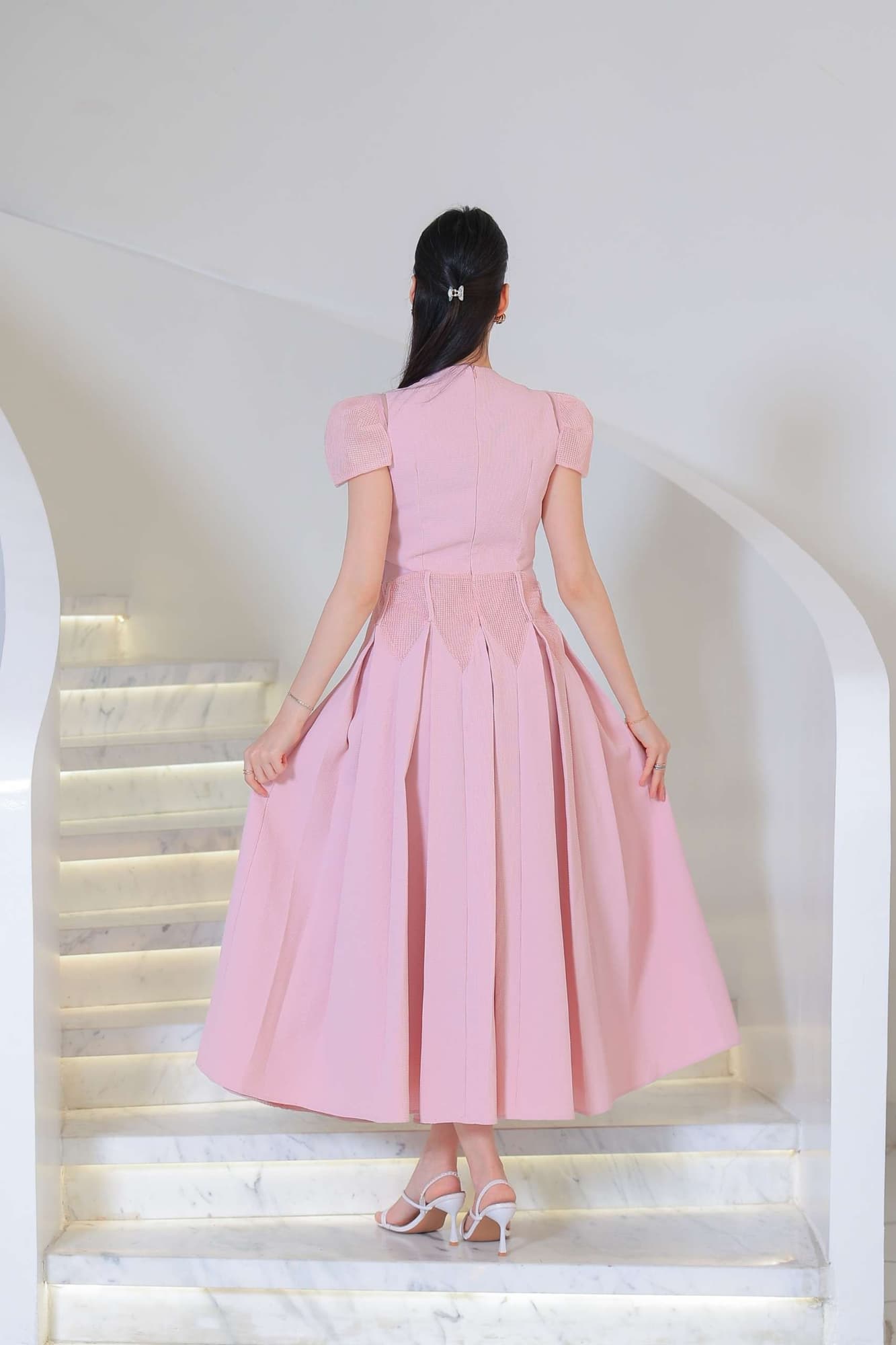 فستان أنيق بطابع ناعم وأنثوي يتميز بتفاصيل دانتيل وزخارف بارزة