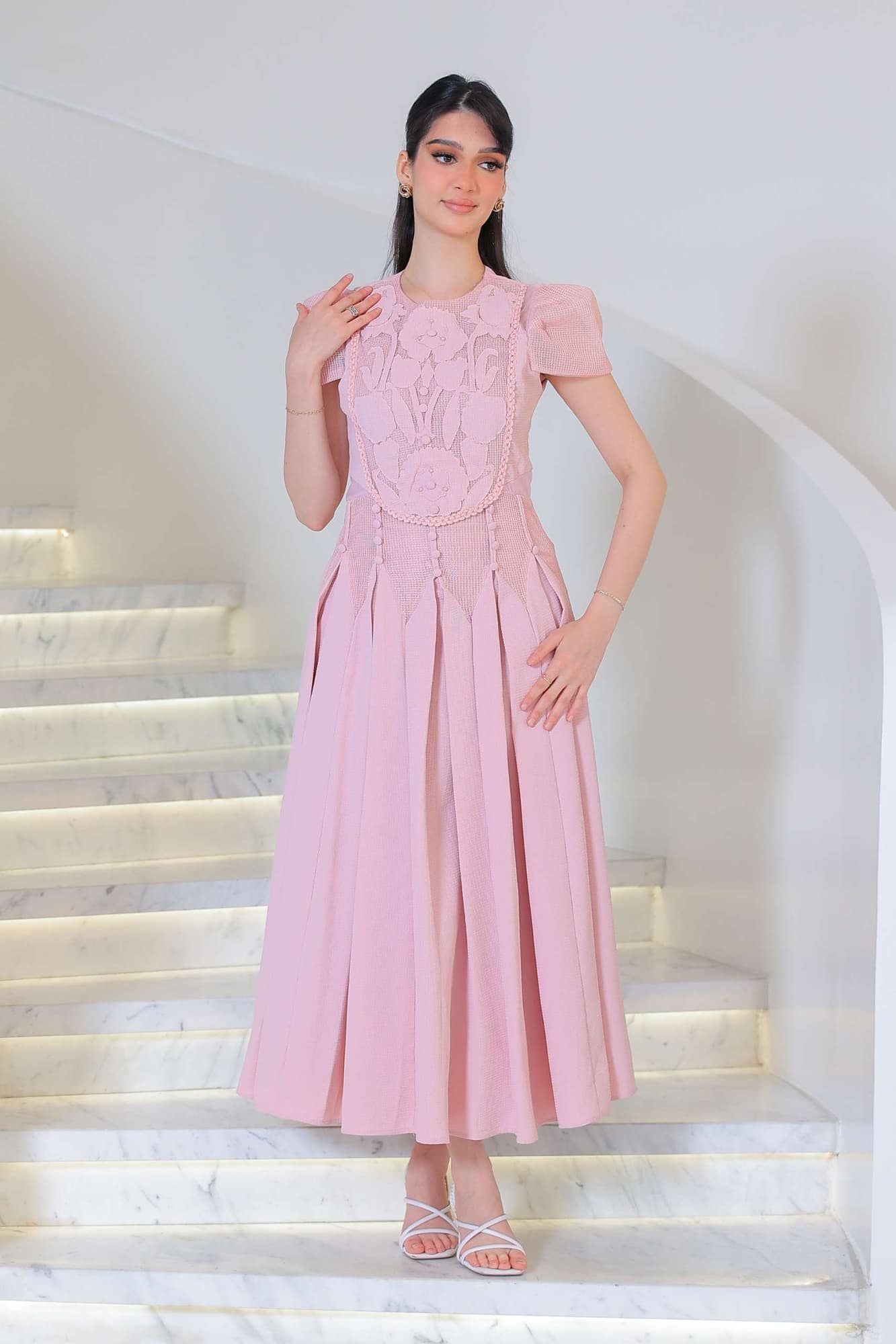 فستان أنيق بطابع ناعم وأنثوي يتميز بتفاصيل دانتيل وزخارف بارزة