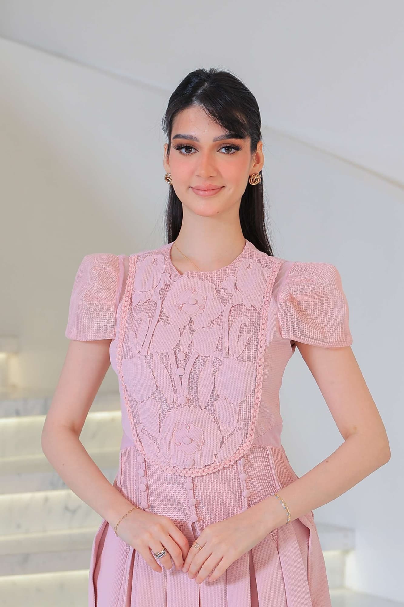 فستان أنيق بطابع ناعم وأنثوي يتميز بتفاصيل دانتيل وزخارف بارزة