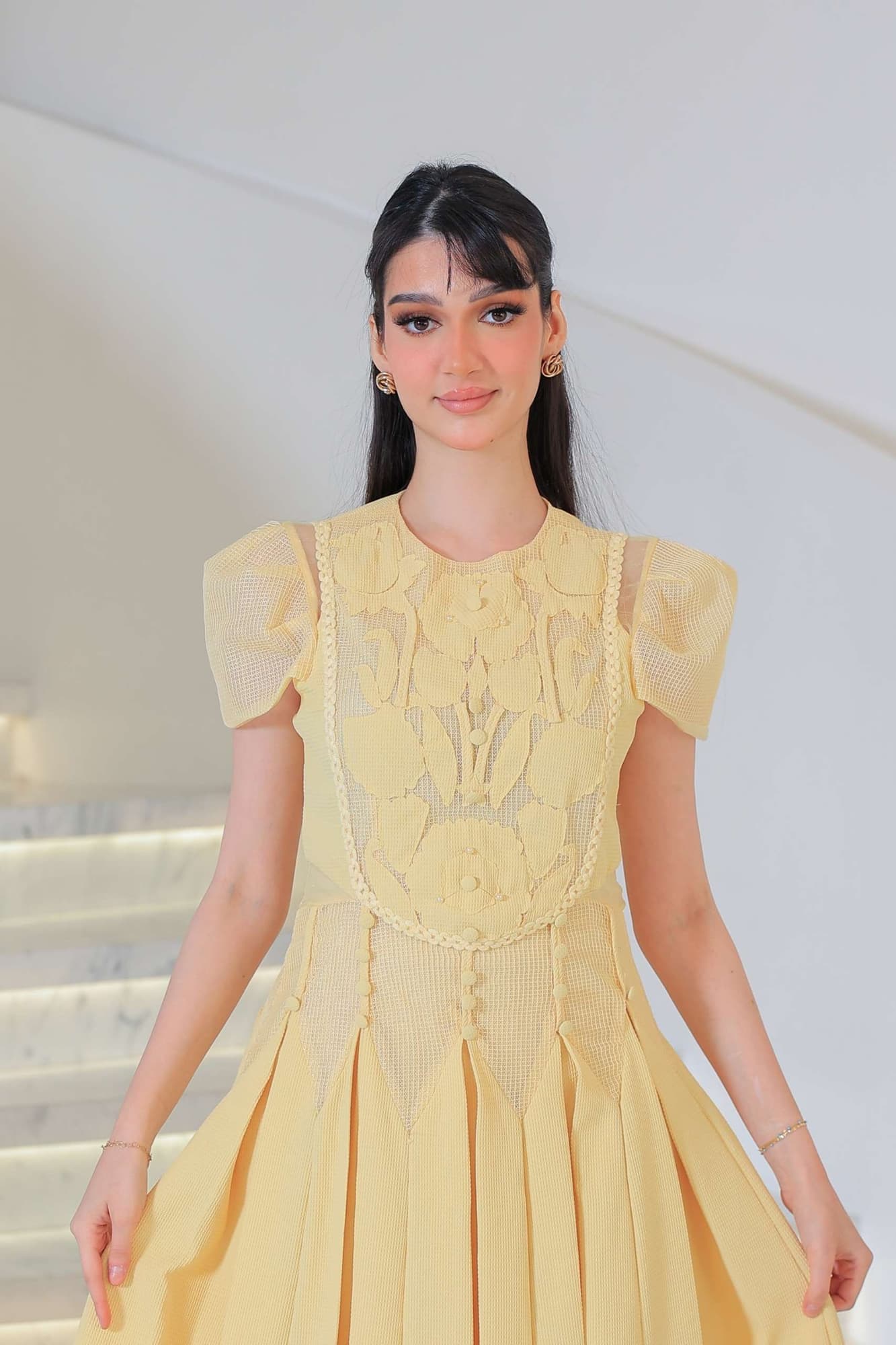 فستان أنيق بطابع ناعم وأنثوي يتميز بتفاصيل دانتيل وزخارف بارزة