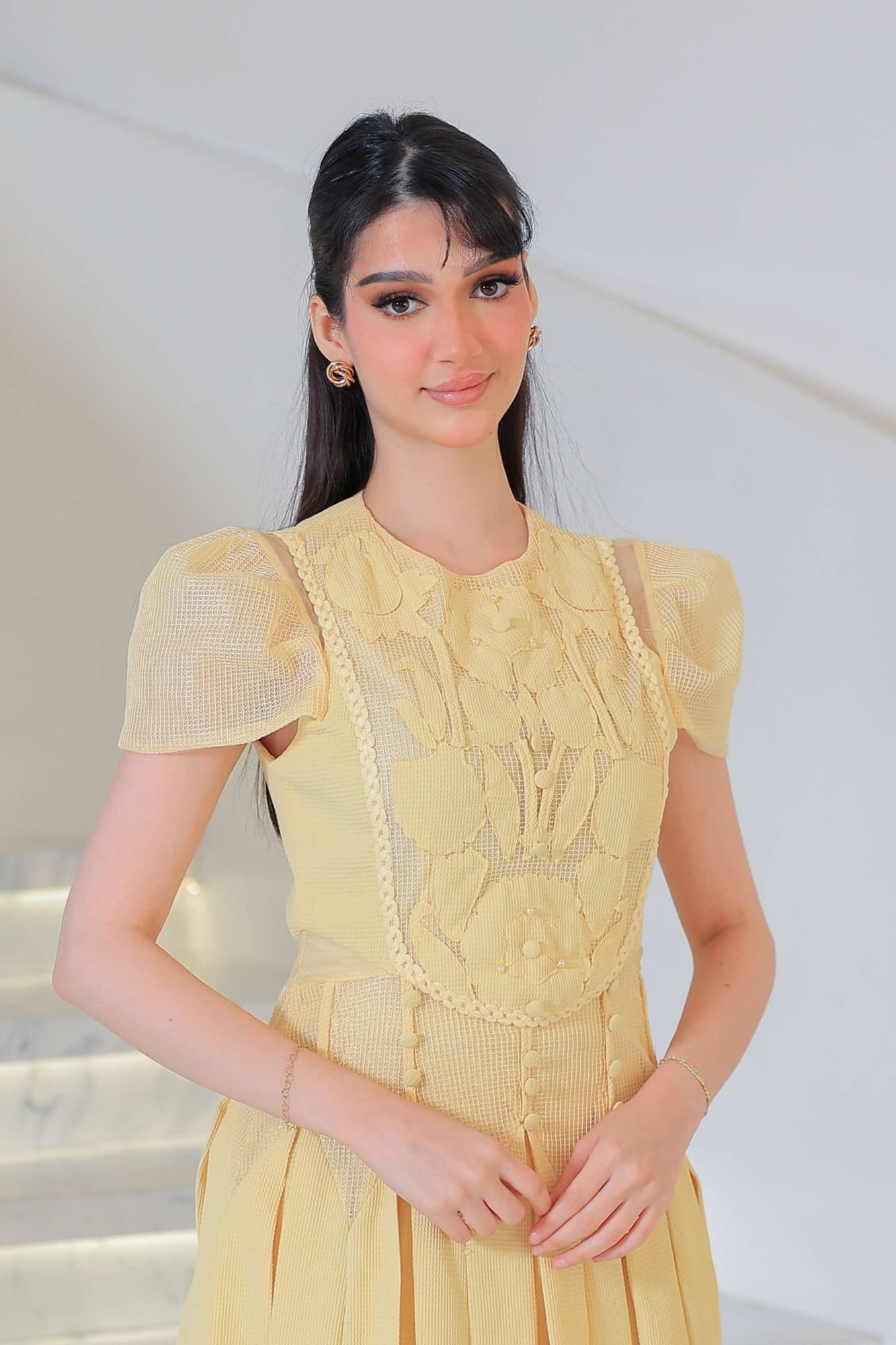 فستان أنيق بطابع ناعم وأنثوي يتميز بتفاصيل دانتيل وزخارف بارزة