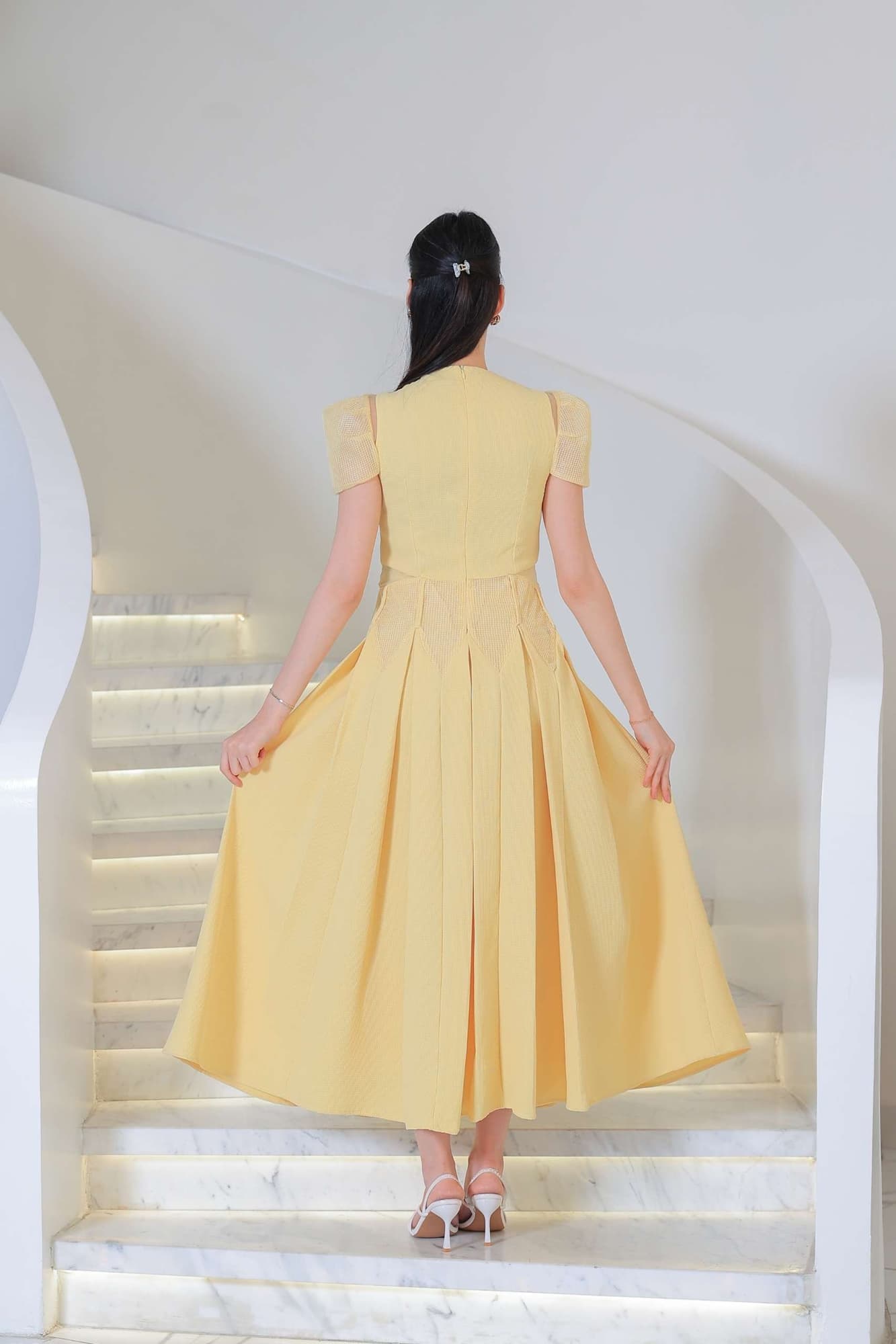 فستان أنيق بطابع ناعم وأنثوي يتميز بتفاصيل دانتيل وزخارف بارزة