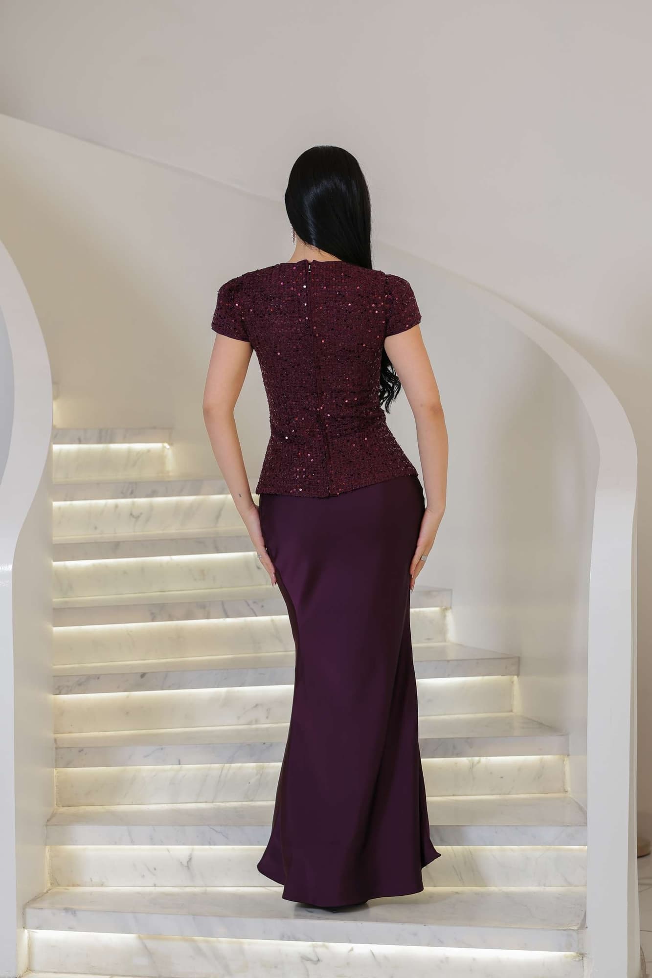 طقم تنورة وبلوزة يجسّد الأناقة الكلاسيكية بلمسة فاخرة مع تفاصيل راقية تمنح إطلالة أنثوية