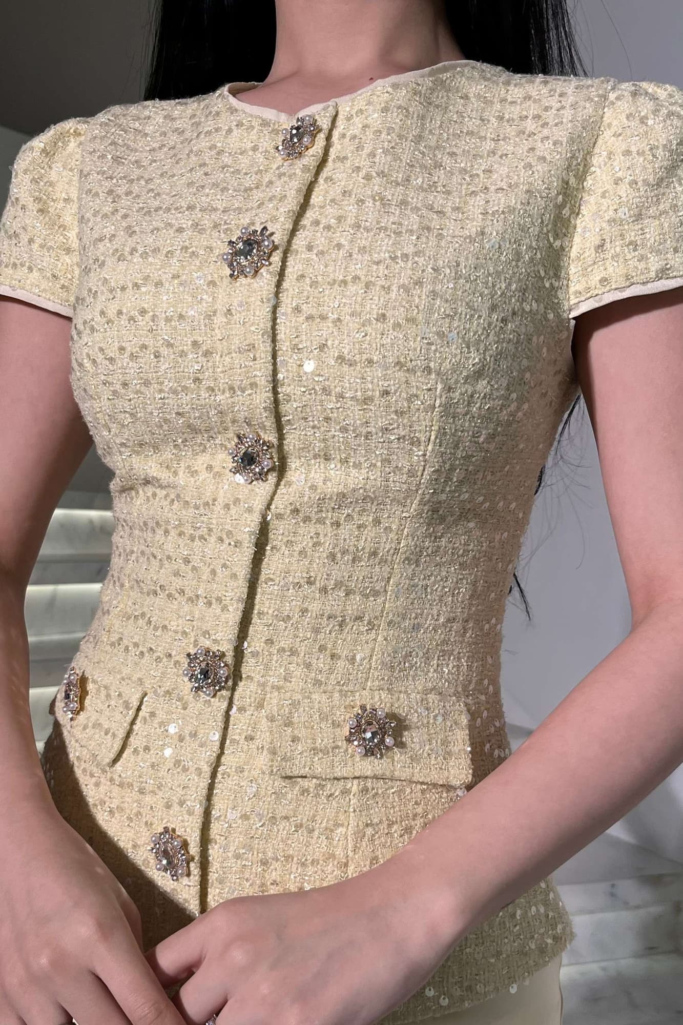 طقم تنورة وبلوزة يجسّد الأناقة الكلاسيكية بلمسة فاخرة مع تفاصيل راقية تمنح إطلالة أنثوية