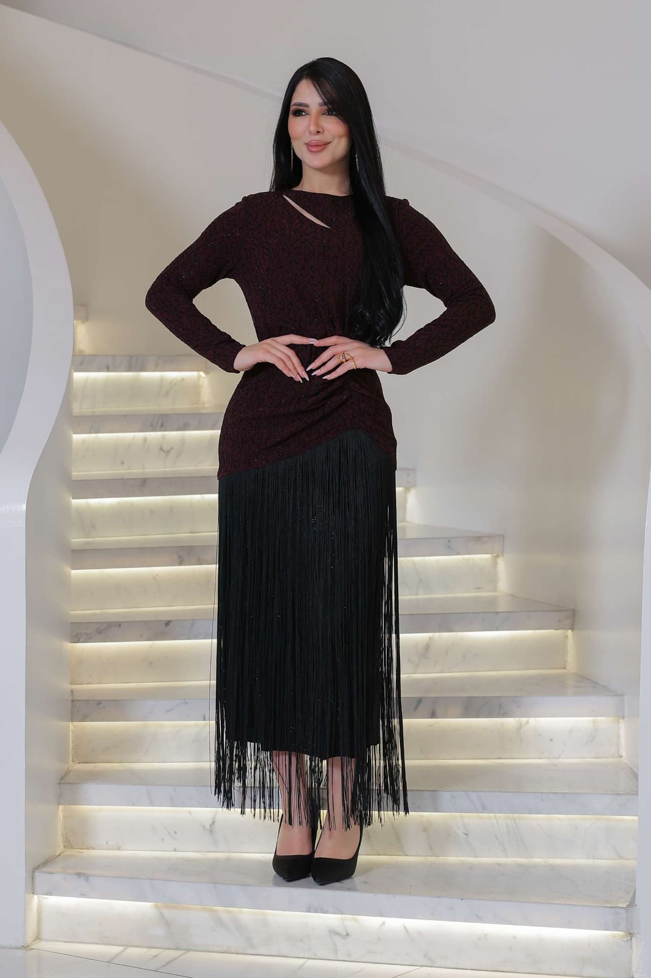 فستان أنيق بطابع مسائي جذاب، يجمع بين الغموض والرقي