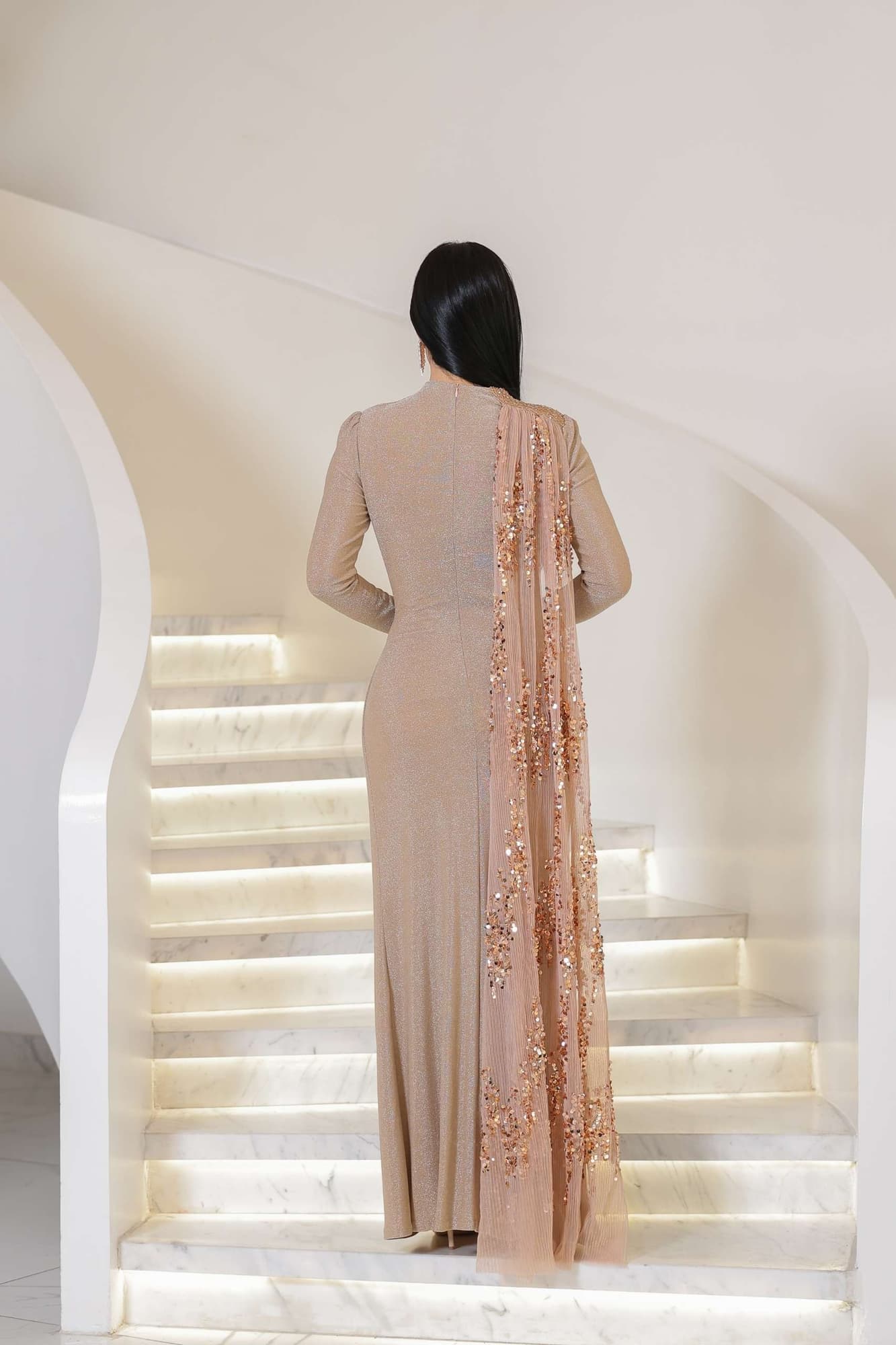 فستان راقٍ ينبض بالفخامة والأنوثة الهادئة. تصميمه الأنيق يبرز القوام بانسيابية ناعمة