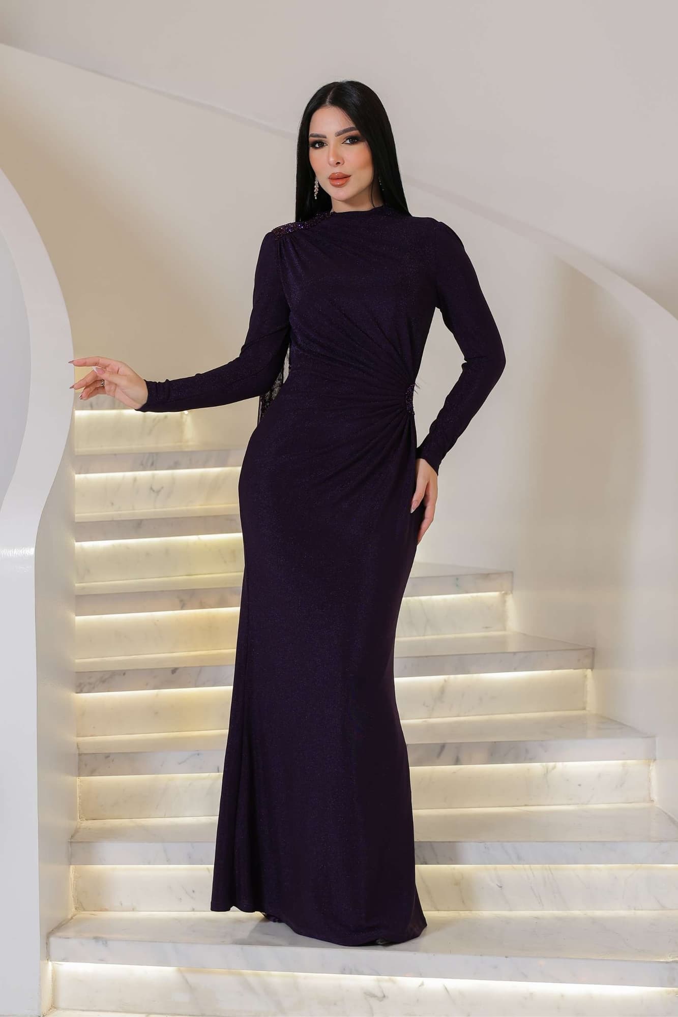 فستان راقٍ ينبض بالفخامة والأنوثة الهادئة. تصميمه الأنيق يبرز القوام بانسيابية ناعمة