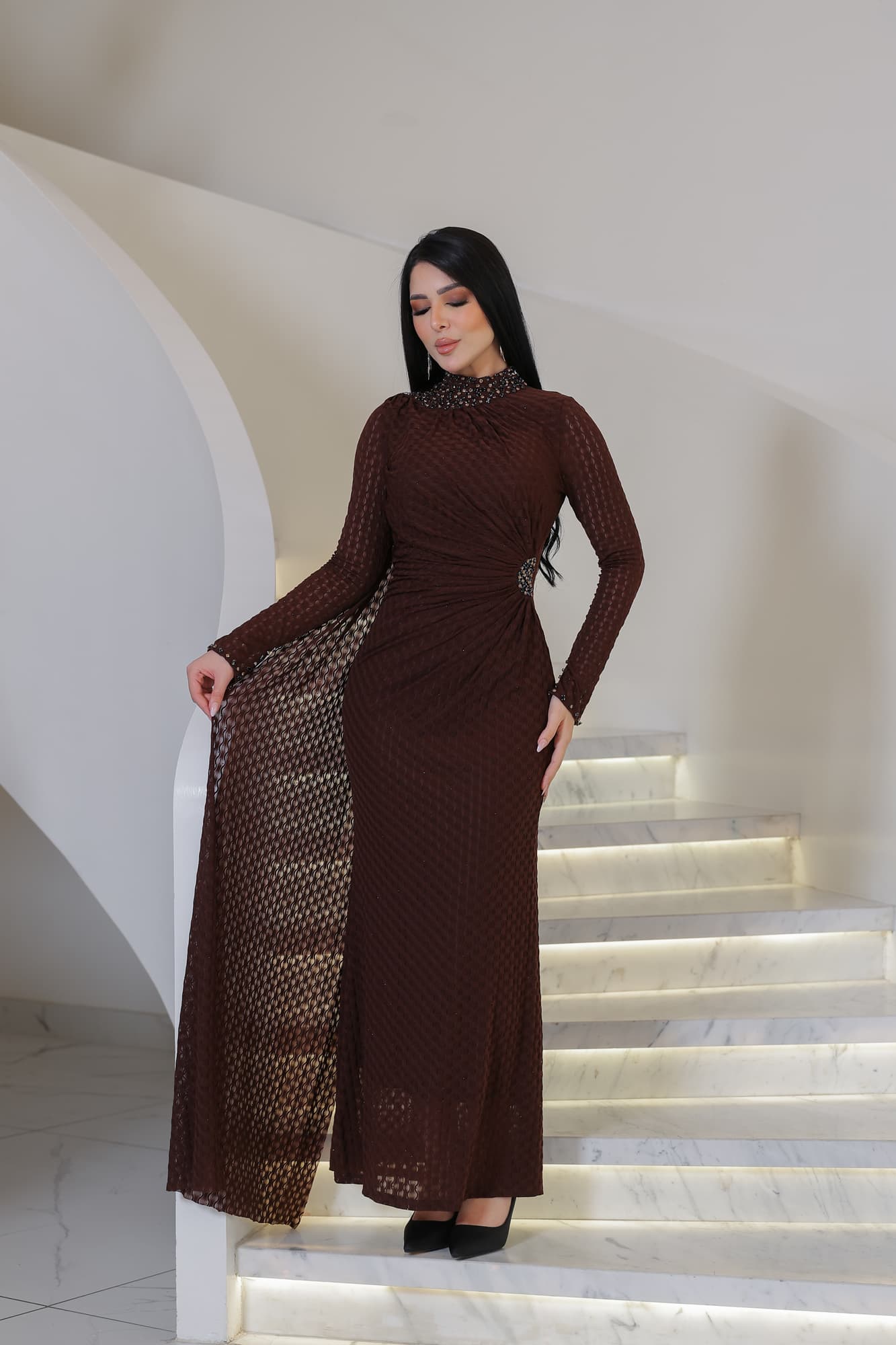 فستان ناعم راقٍ يتميّز بياقة عالية مزينة بتطريز خرزي ناعم يضفي لمسة ملكية