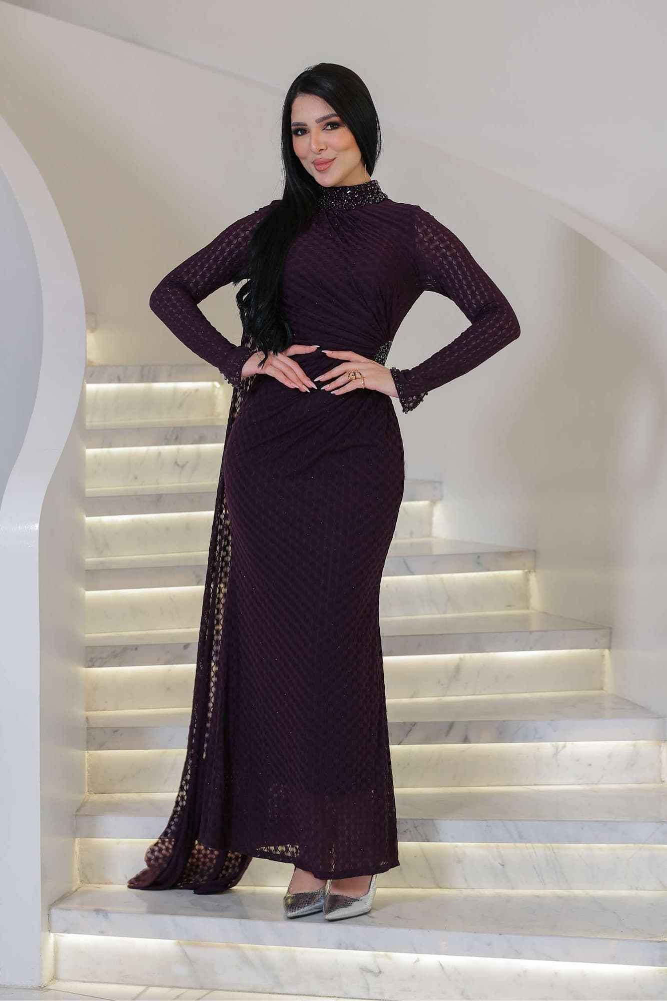 فستان ناعم راقٍ يتميّز بياقة عالية مزينة بتطريز خرزي ناعم يضفي لمسة ملكية