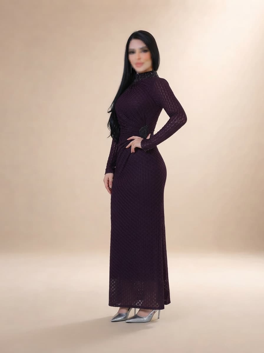 فستان ناعم راقٍ يتميّز بياقة عالية مزينة بتطريز خرزي ناعم يضفي لمسة ملكية