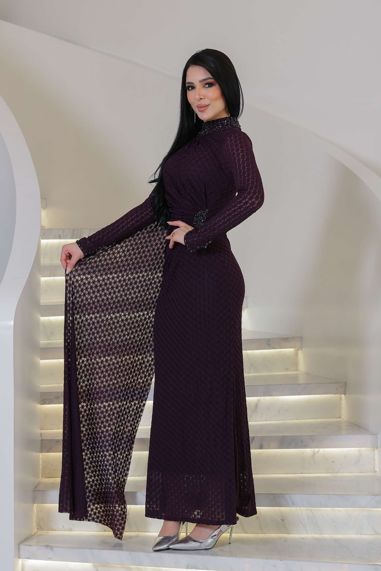 فستان ناعم راقٍ يتميّز بياقة عالية مزينة بتطريز خرزي ناعم يضفي لمسة ملكية