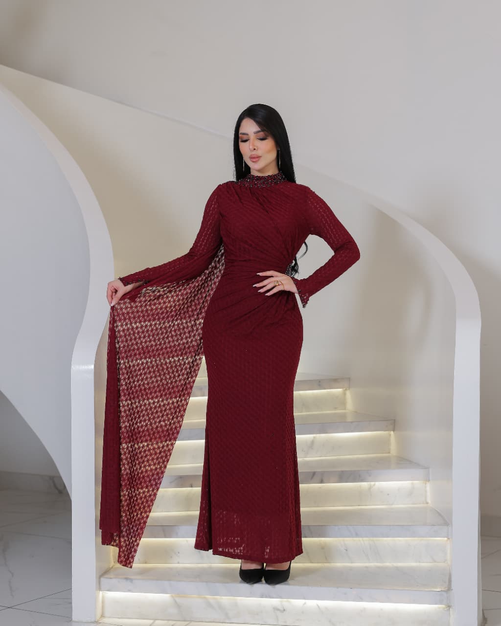 فستان ناعم راقٍ يتميّز بياقة عالية مزينة بتطريز خرزي ناعم يضفي لمسة ملكية