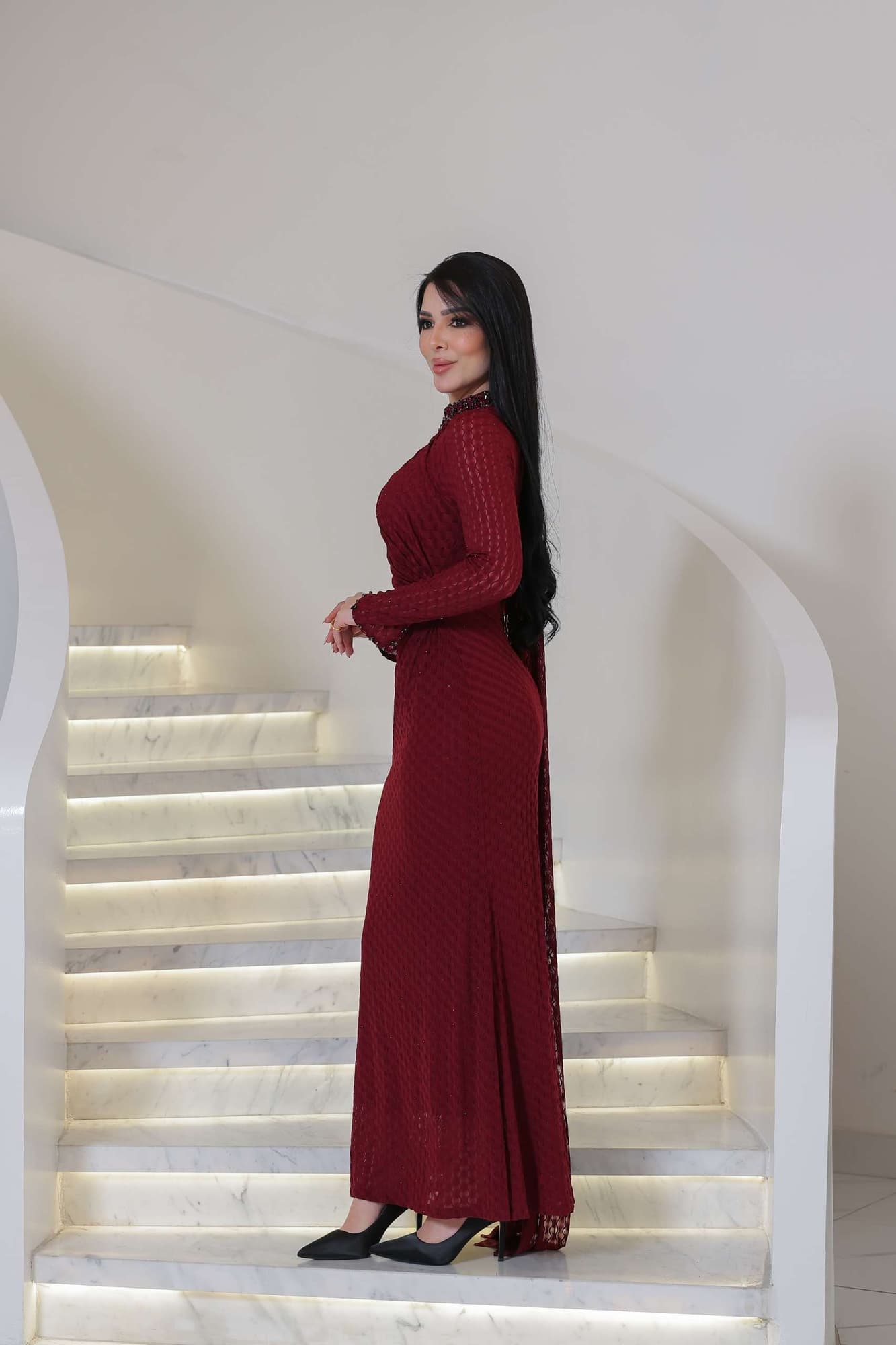 فستان ناعم راقٍ يتميّز بياقة عالية مزينة بتطريز خرزي ناعم يضفي لمسة ملكية