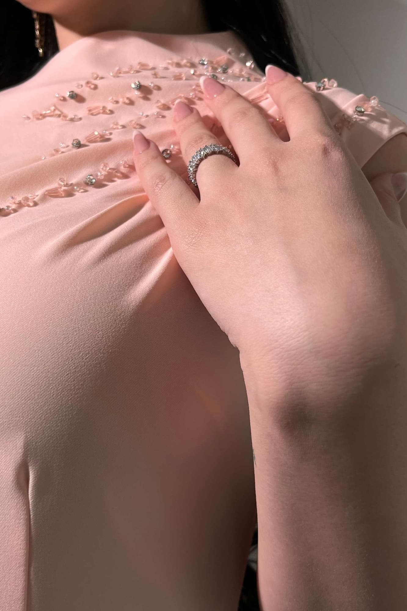 فستان مرصع بفصوص على الكتف وترتر من الاسفل