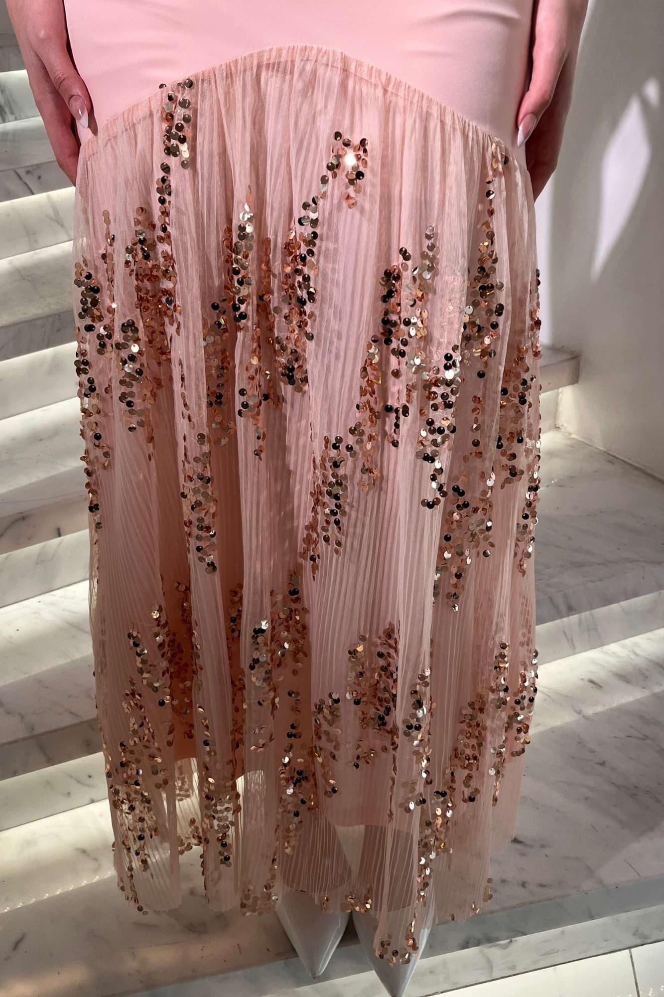 فستان مرصع بفصوص على الكتف وترتر من الاسفل