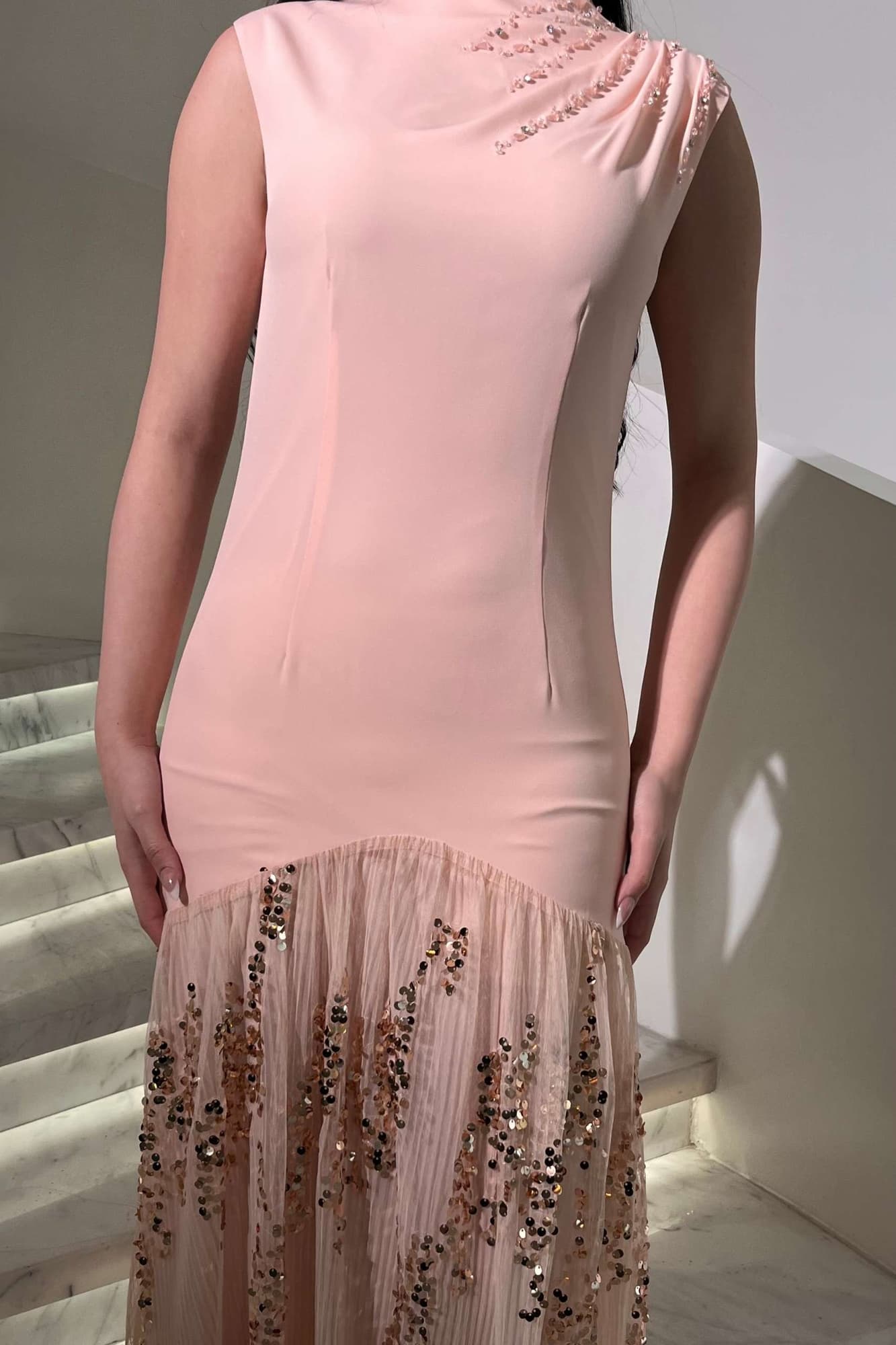 فستان مرصع بفصوص على الكتف وترتر من الاسفل