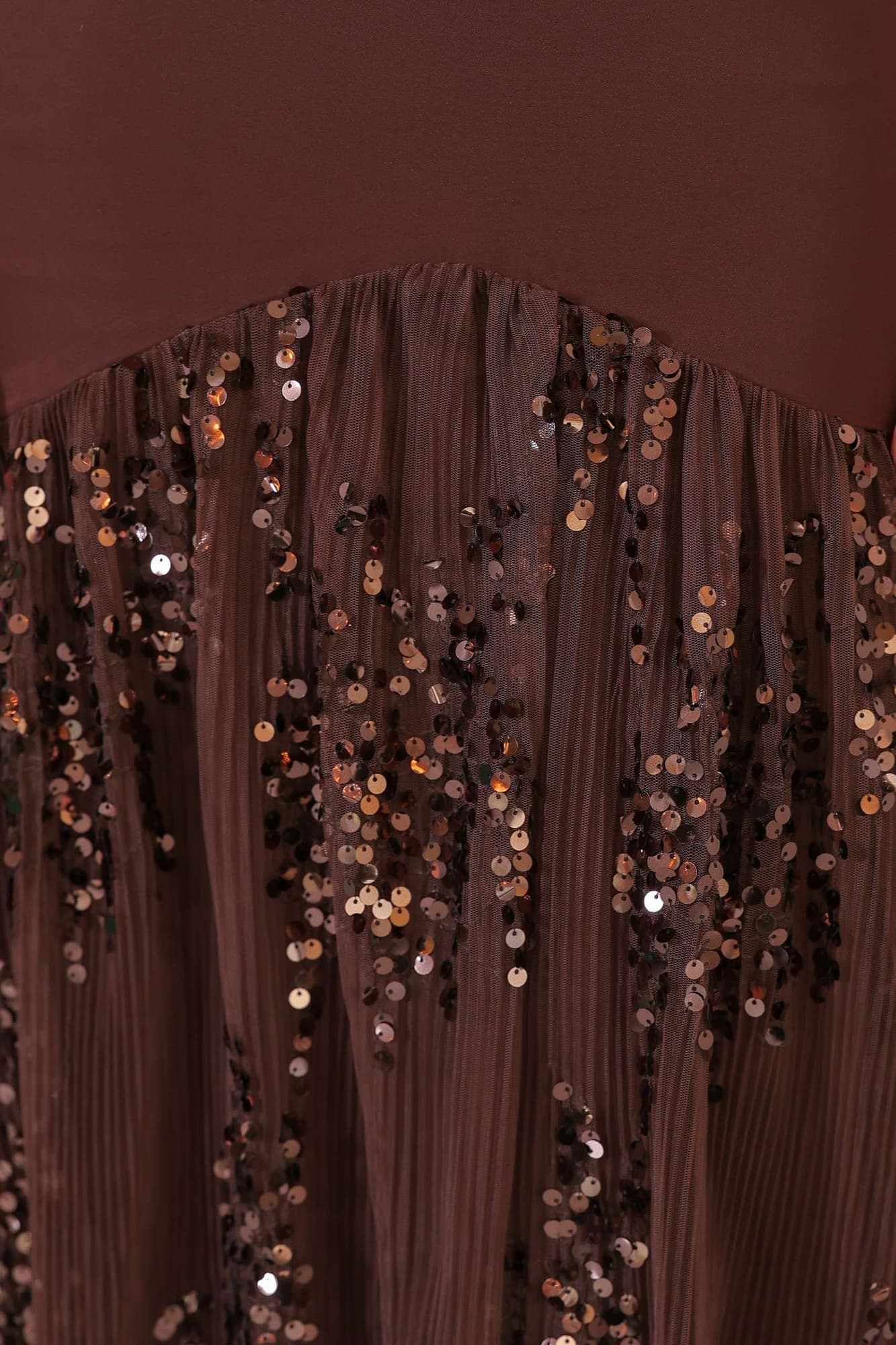 فستان مرصع بفصوص على الكتف وترتر من الاسفل