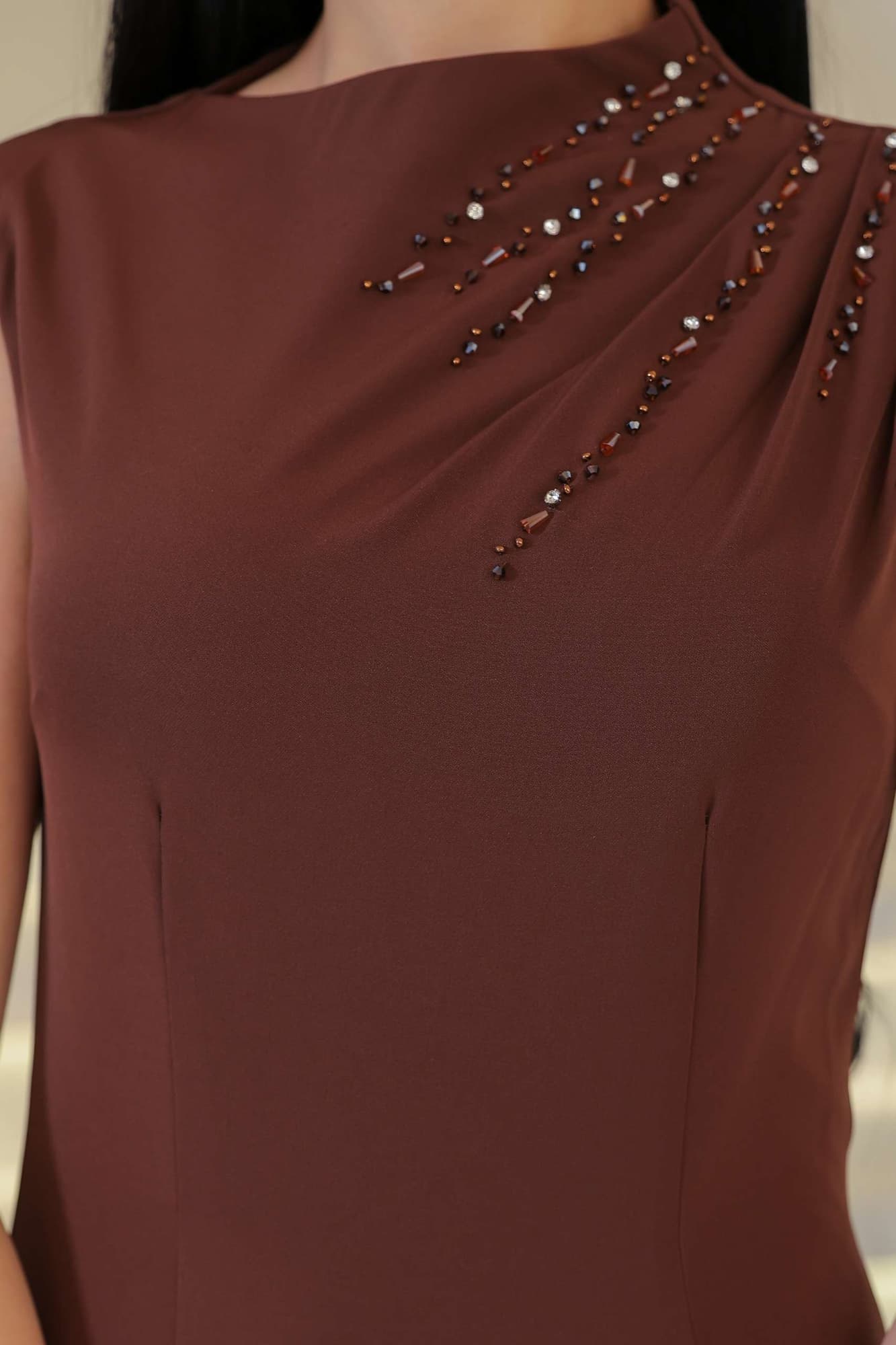 فستان مرصع بفصوص على الكتف وترتر من الاسفل