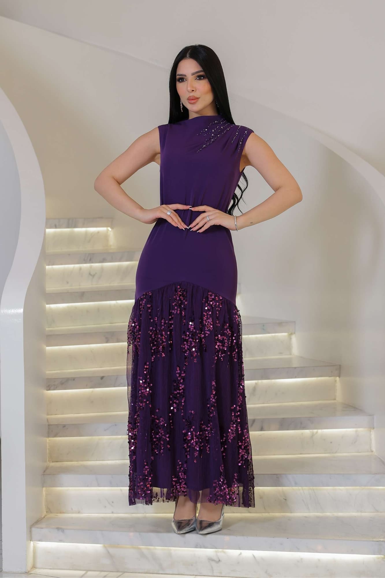 فستان مرصع بفصوص على الكتف وترتر من الاسفل