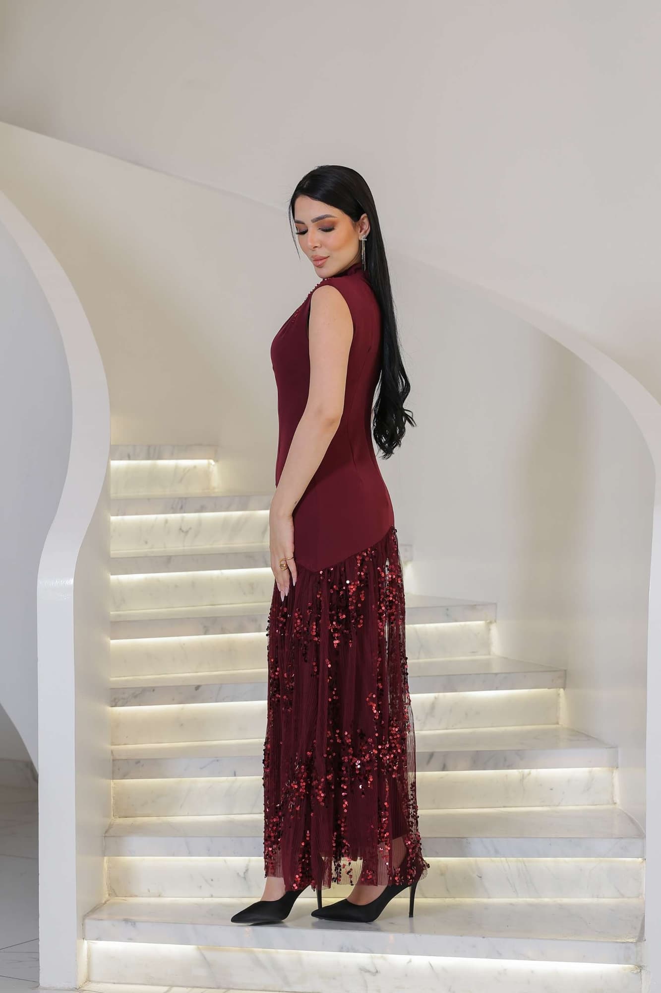 فستان مرصع بفصوص على الكتف وترتر من الاسفل