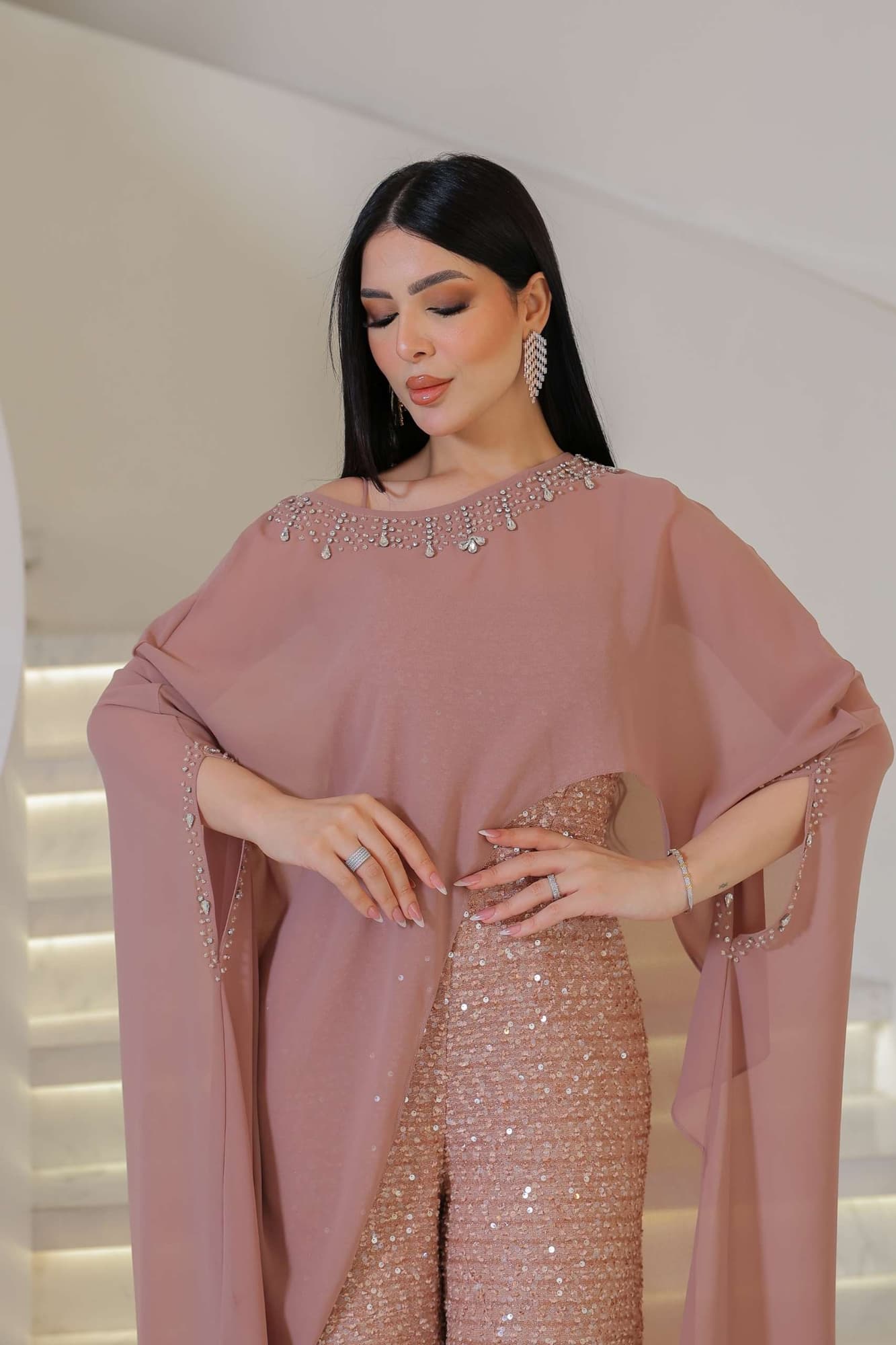 جمبسوت فاخر يجمع بين الرقي والأنوثة بأسلوب عصري