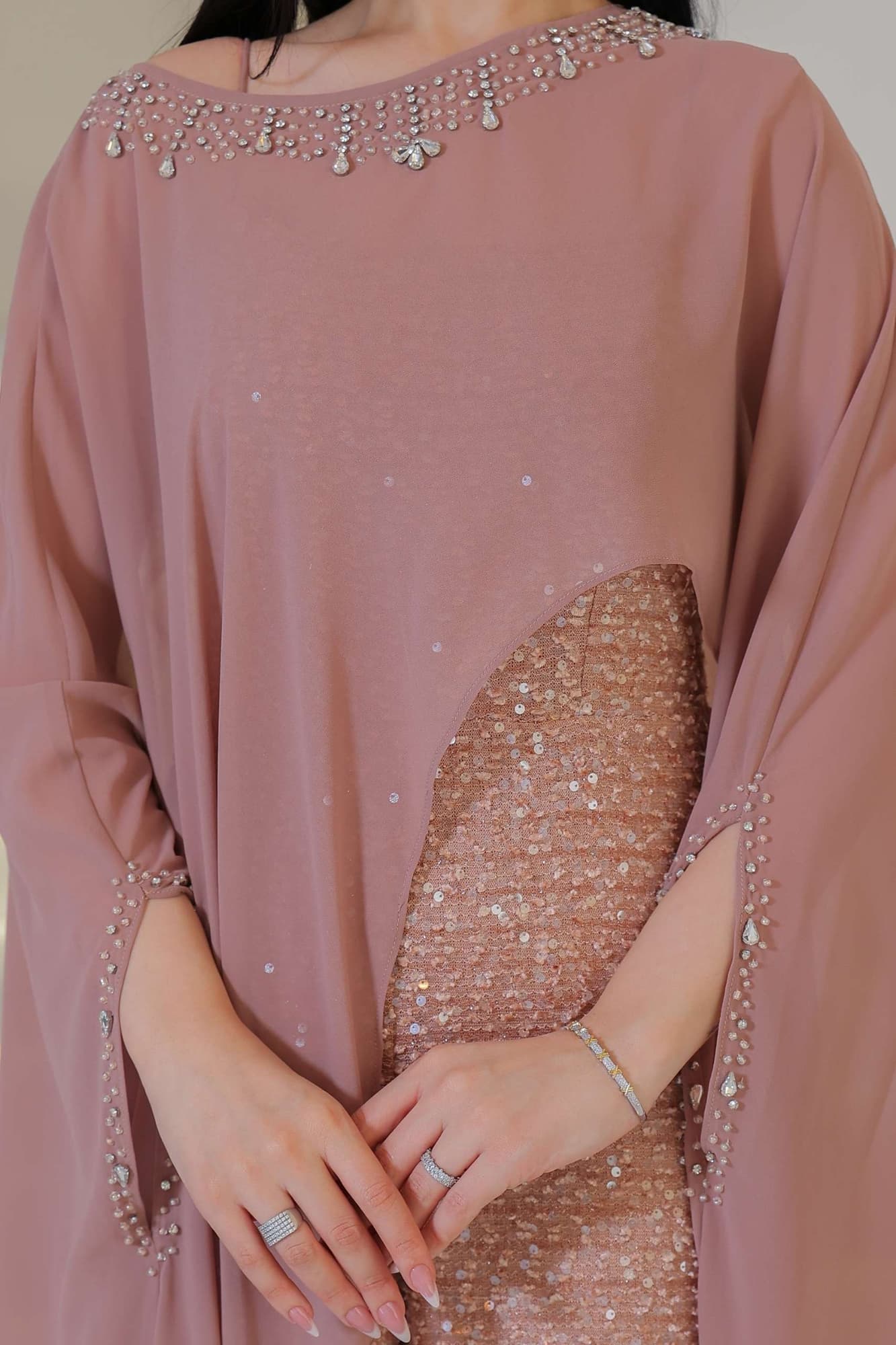 جمبسوت فاخر يجمع بين الرقي والأنوثة بأسلوب عصري