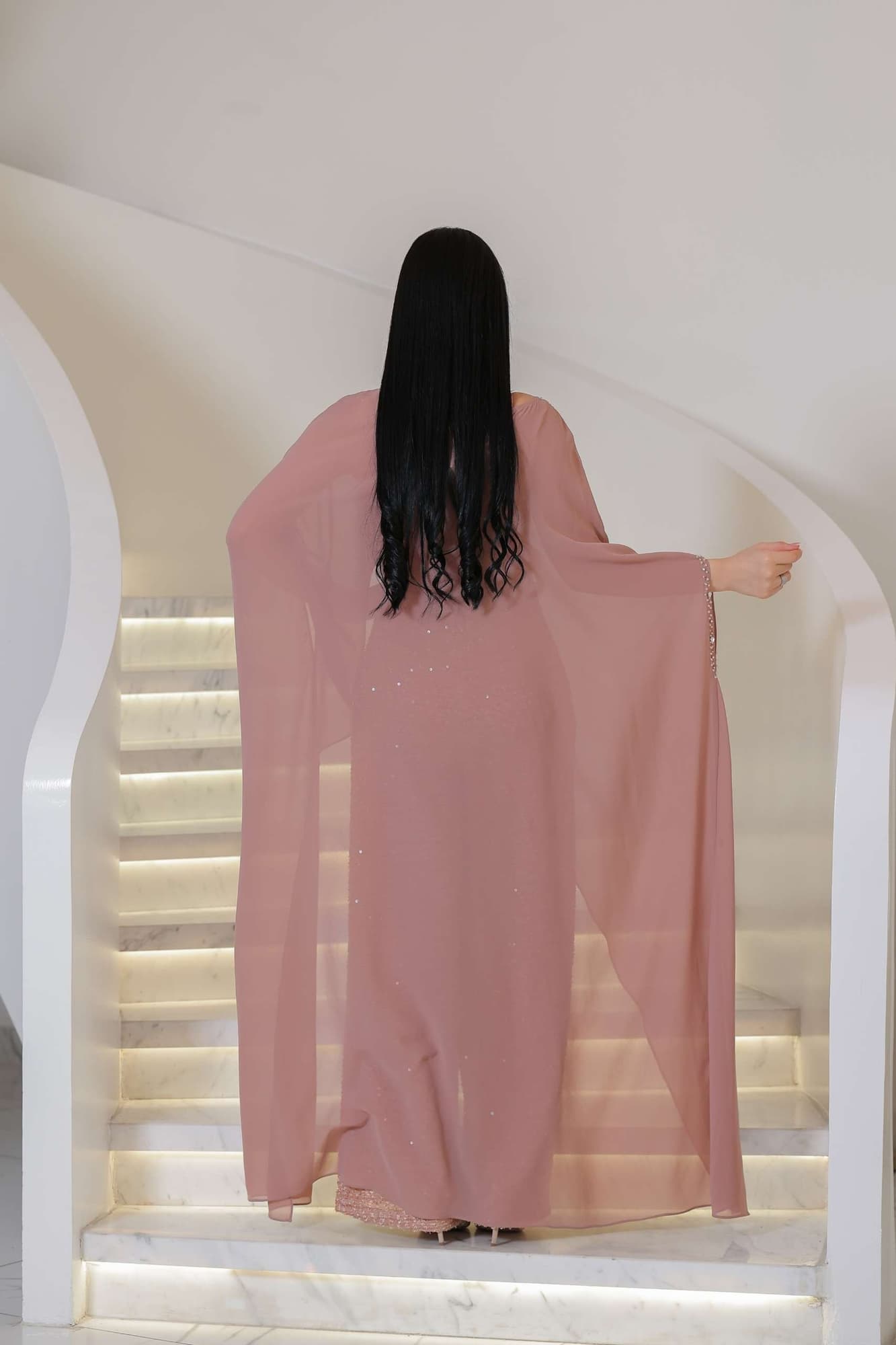 جمبسوت فاخر يجمع بين الرقي والأنوثة بأسلوب عصري