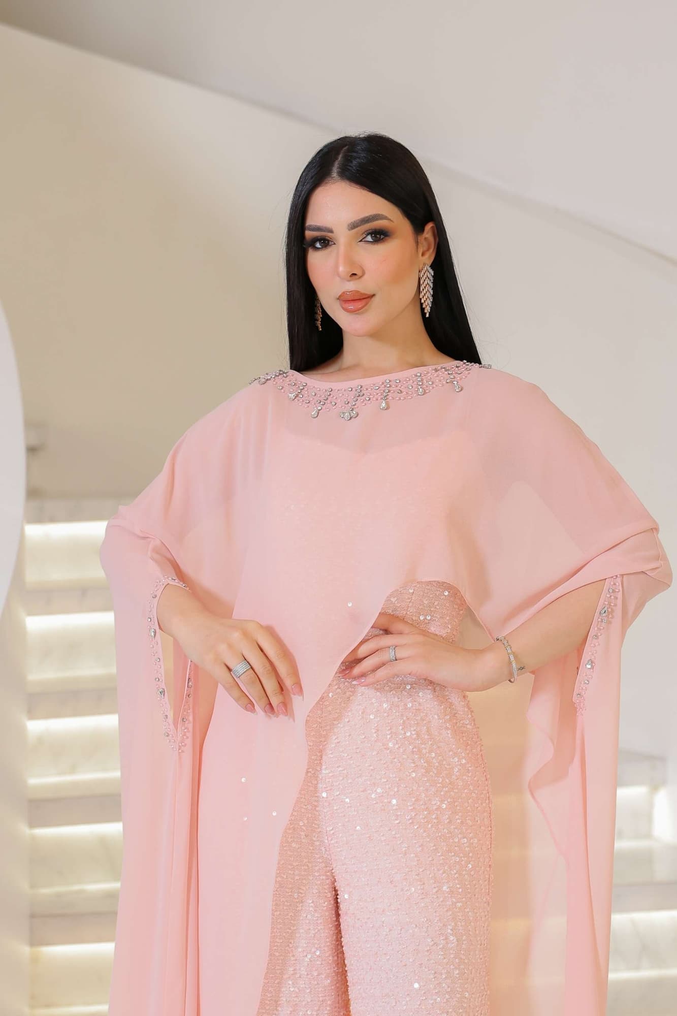 جمبسوت فاخر يجمع بين الرقي والأنوثة بأسلوب عصري