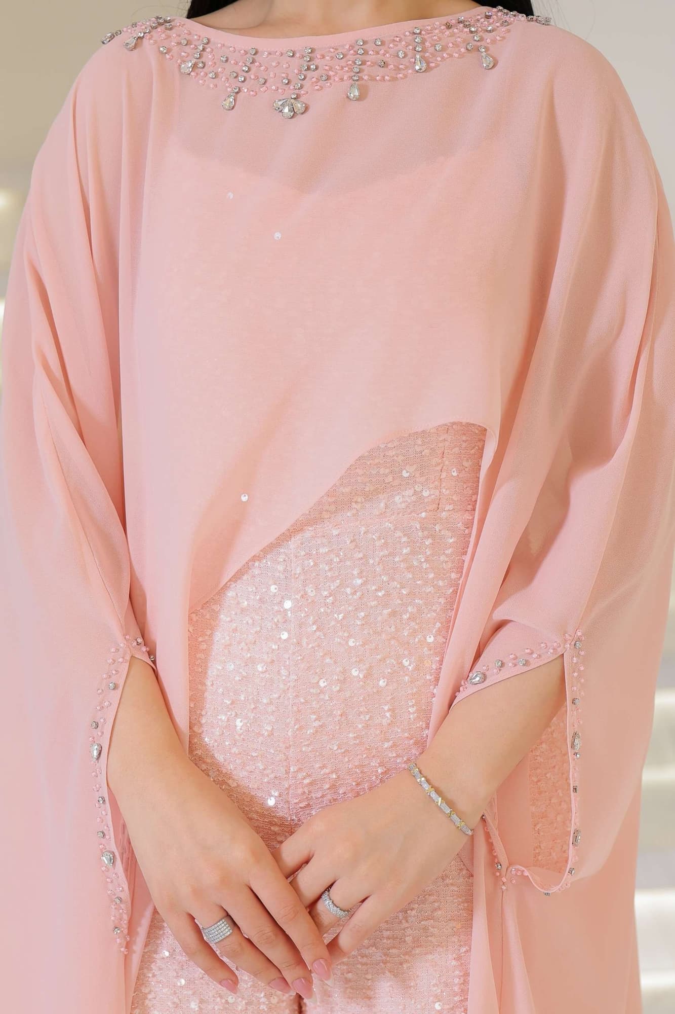 جمبسوت فاخر يجمع بين الرقي والأنوثة بأسلوب عصري