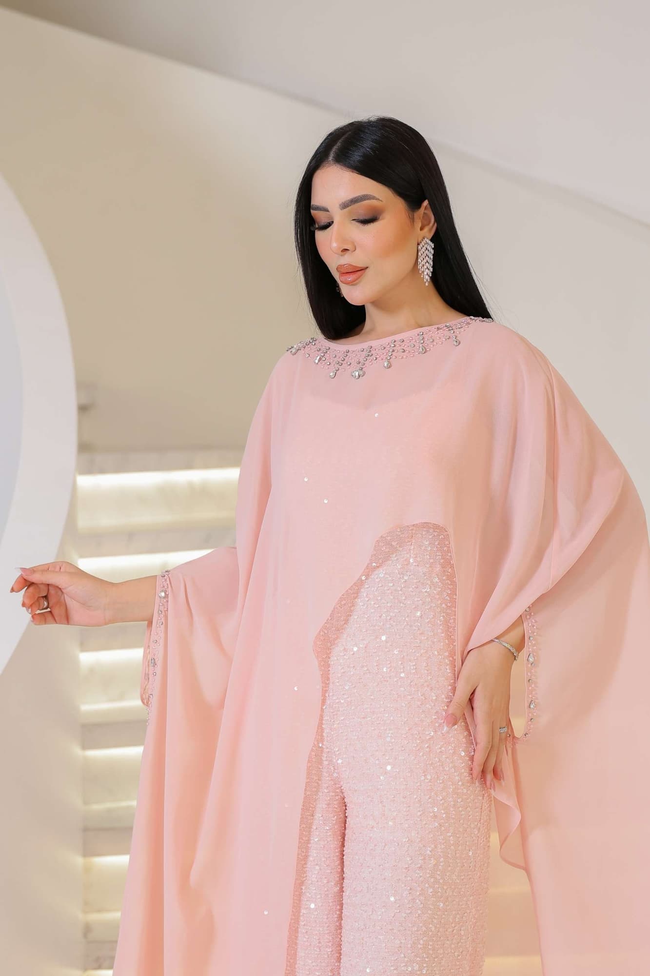 جمبسوت فاخر يجمع بين الرقي والأنوثة بأسلوب عصري