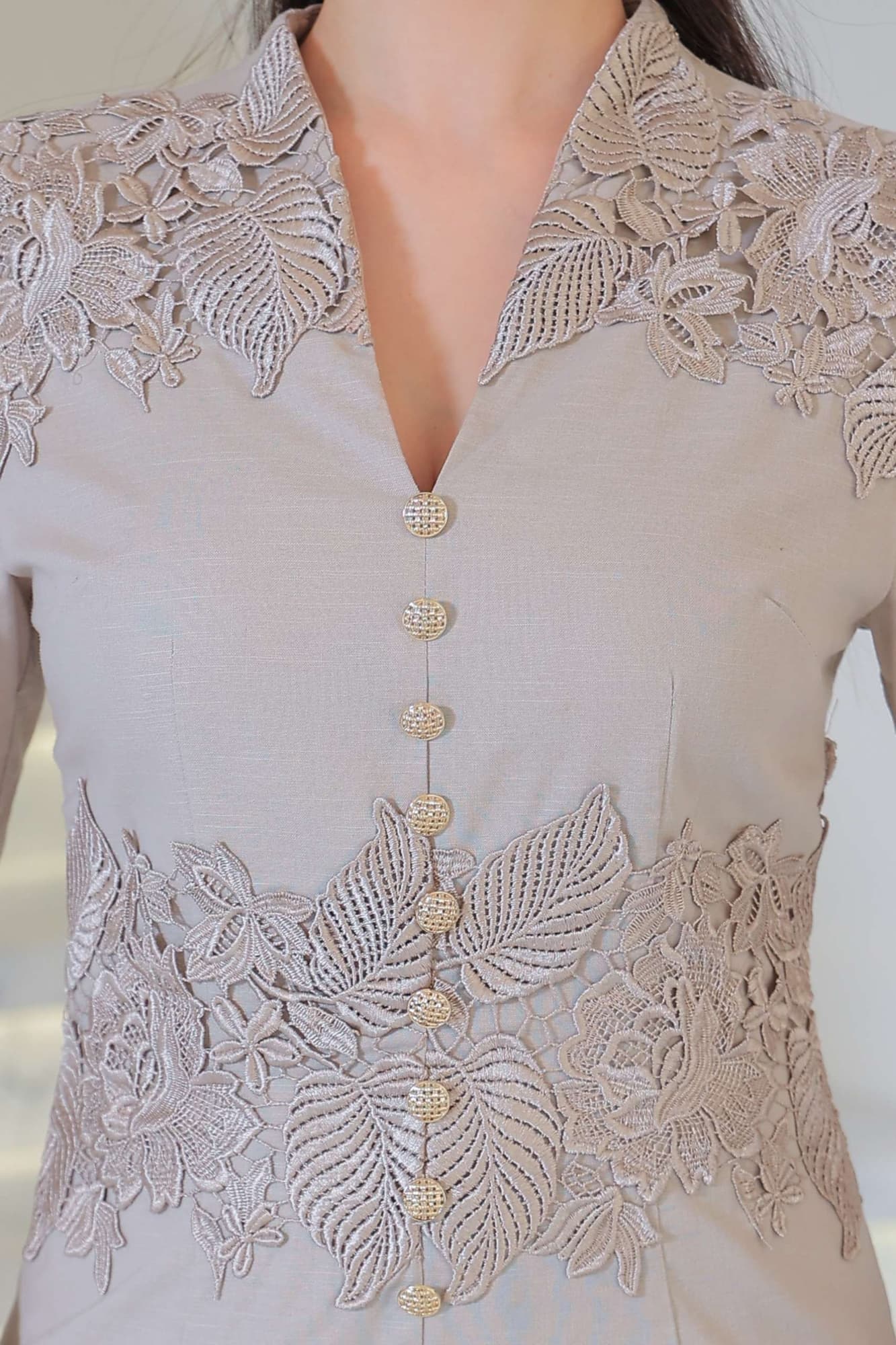 فستان طويل يجسد الأناقة الهادئة بلمسة فاخرة بتطريز ناعم وتفاصيل دانتيل أنثوية