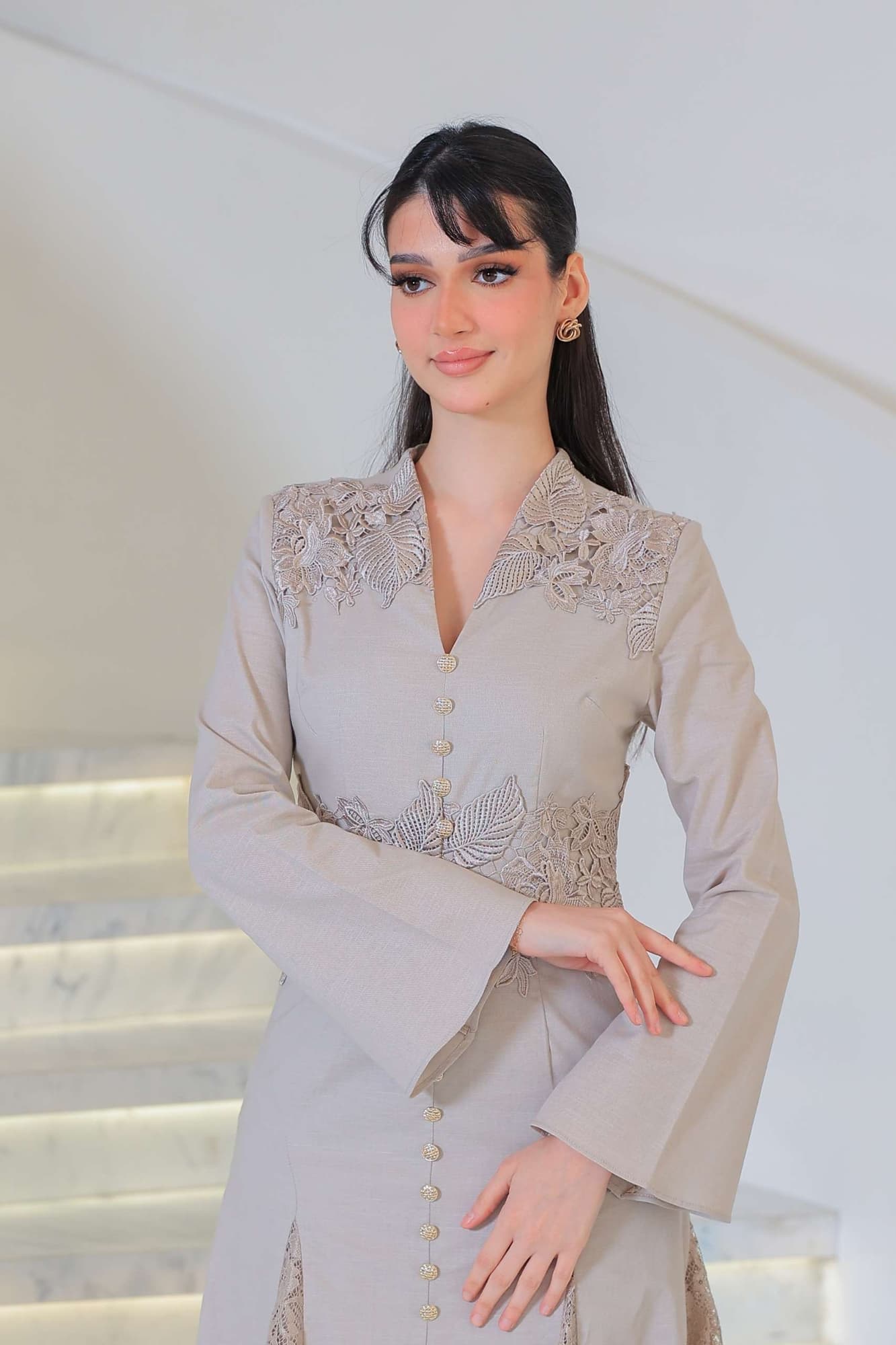 فستان طويل يجسد الأناقة الهادئة بلمسة فاخرة بتطريز ناعم وتفاصيل دانتيل أنثوية