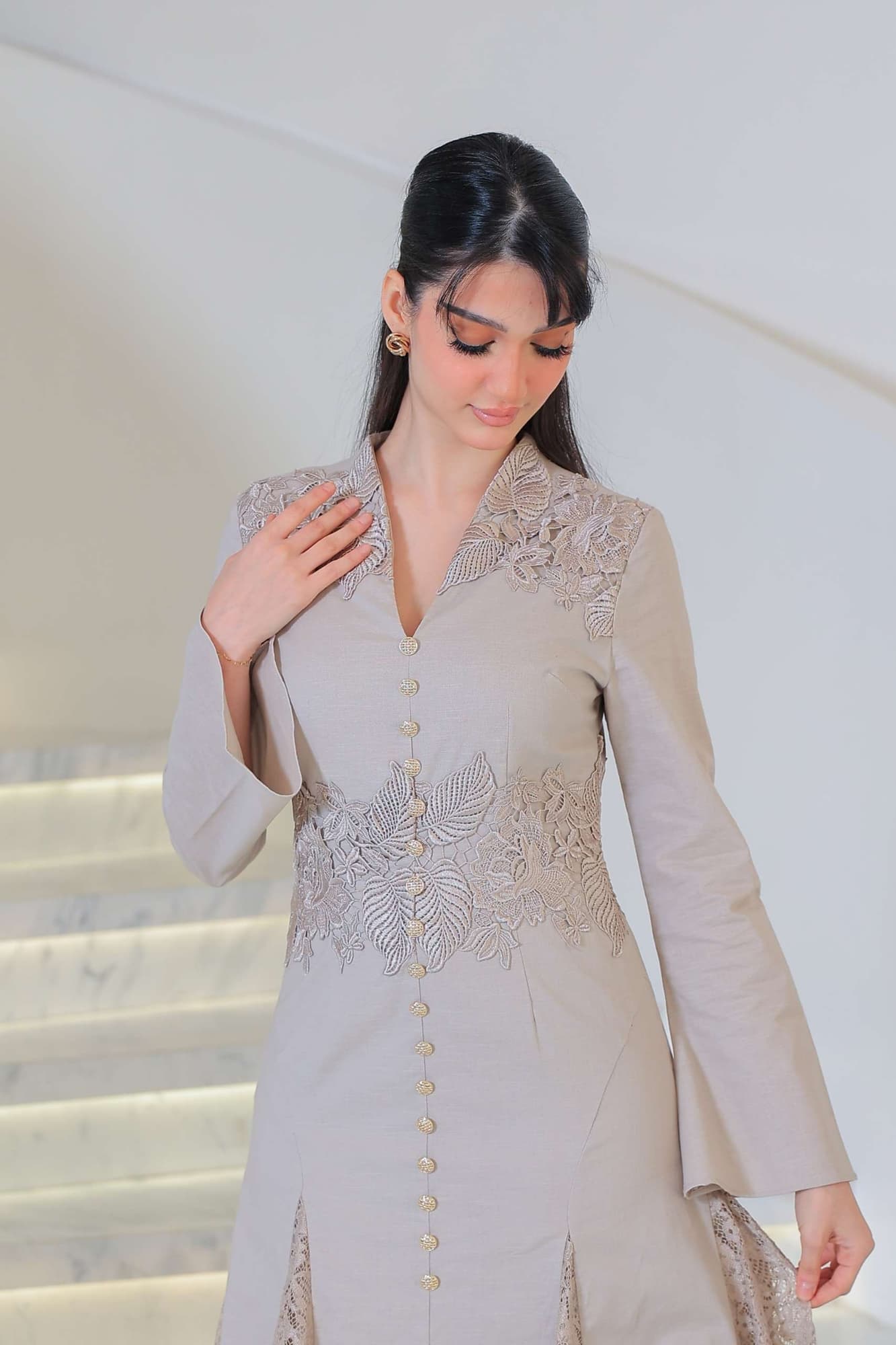 فستان طويل يجسد الأناقة الهادئة بلمسة فاخرة بتطريز ناعم وتفاصيل دانتيل أنثوية