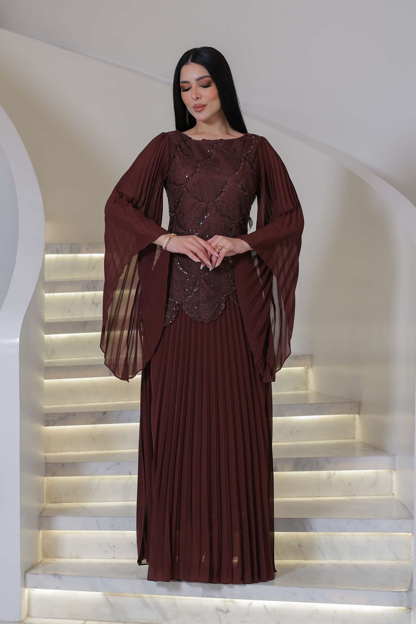 فستان فخم ينبض بالأناقة والرقي يجمع بين التطريز الفاخر والطيات الناعمة