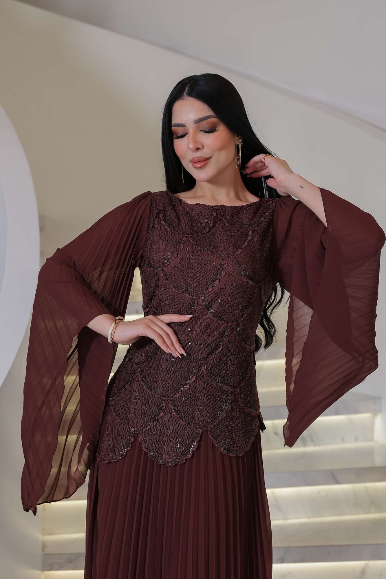 فستان فخم ينبض بالأناقة والرقي يجمع بين التطريز الفاخر والطيات الناعمة