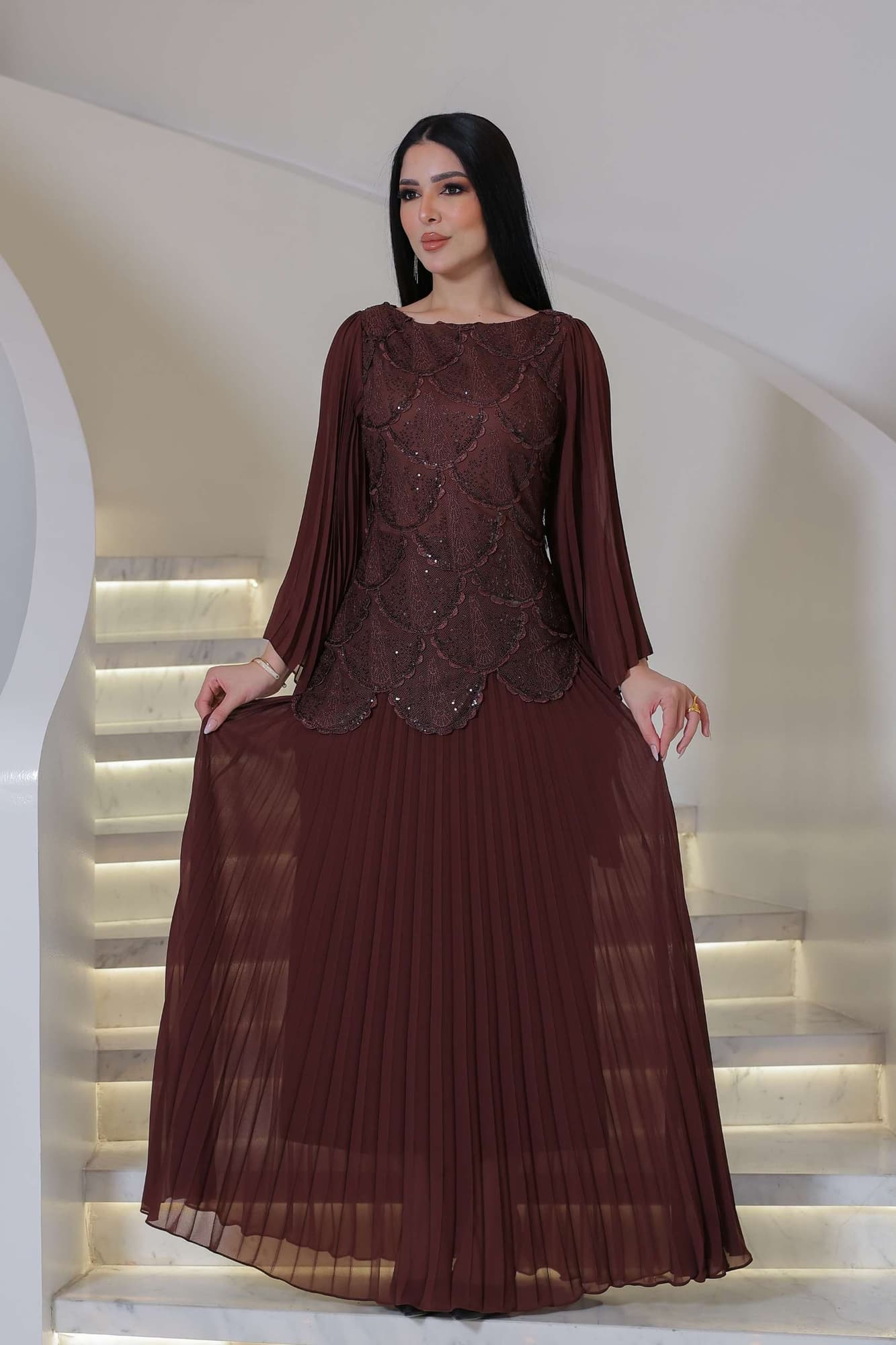 فستان فخم ينبض بالأناقة والرقي يجمع بين التطريز الفاخر والطيات الناعمة