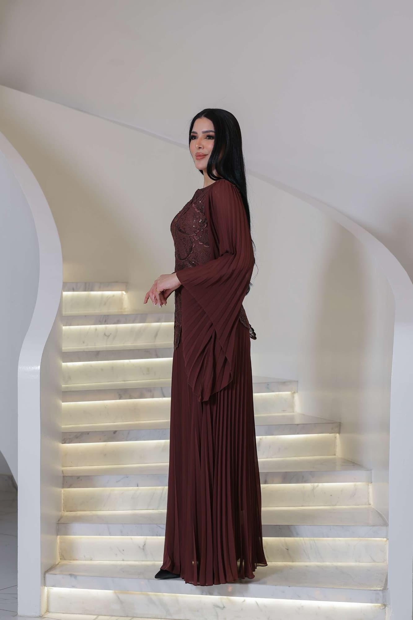 فستان فخم ينبض بالأناقة والرقي يجمع بين التطريز الفاخر والطيات الناعمة