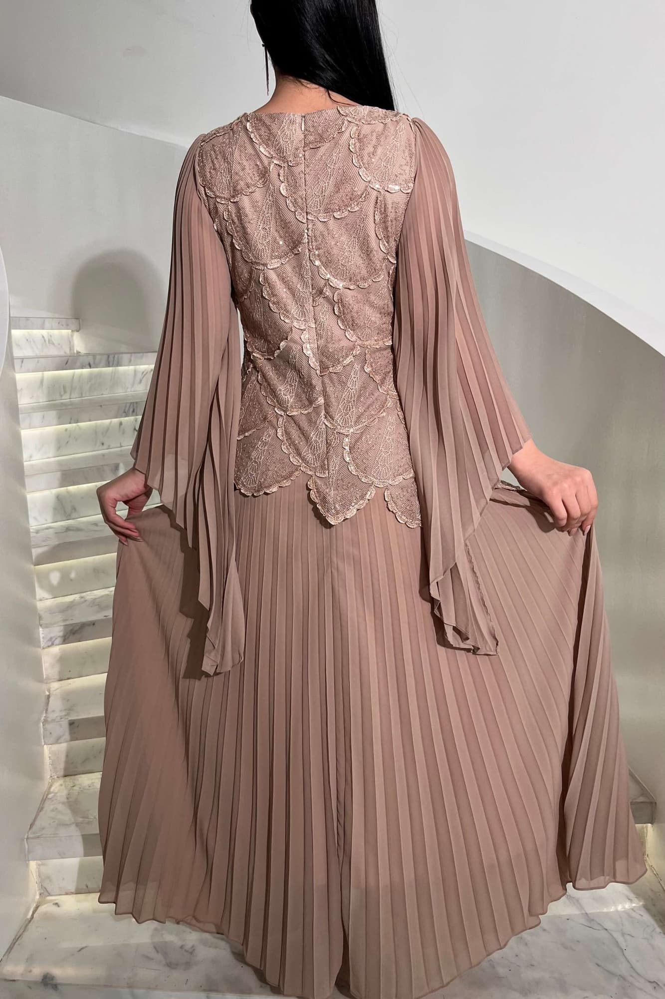 فستان فخم ينبض بالأناقة والرقي يجمع بين التطريز الفاخر والطيات الناعمة