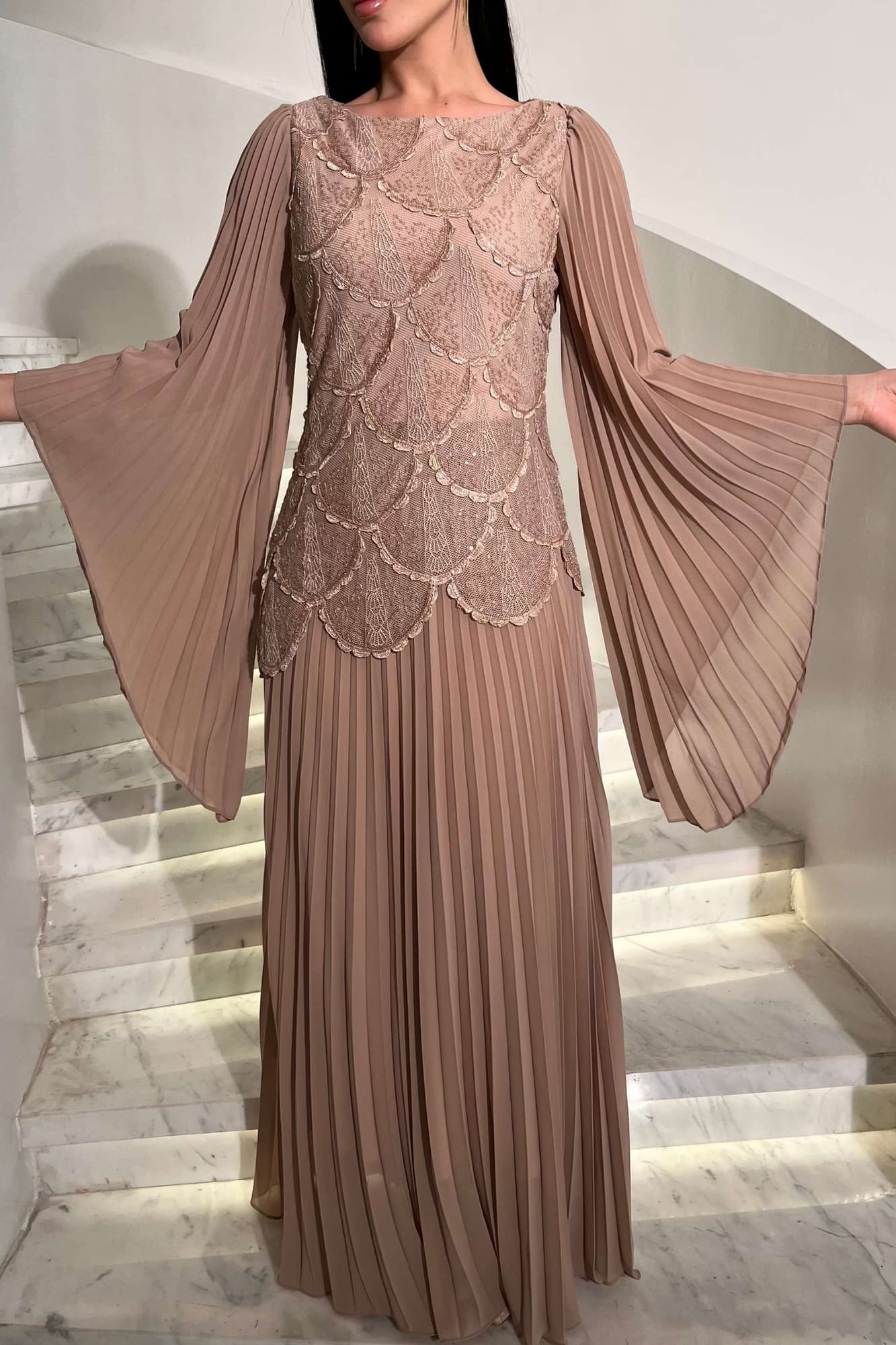 فستان فخم ينبض بالأناقة والرقي يجمع بين التطريز الفاخر والطيات الناعمة