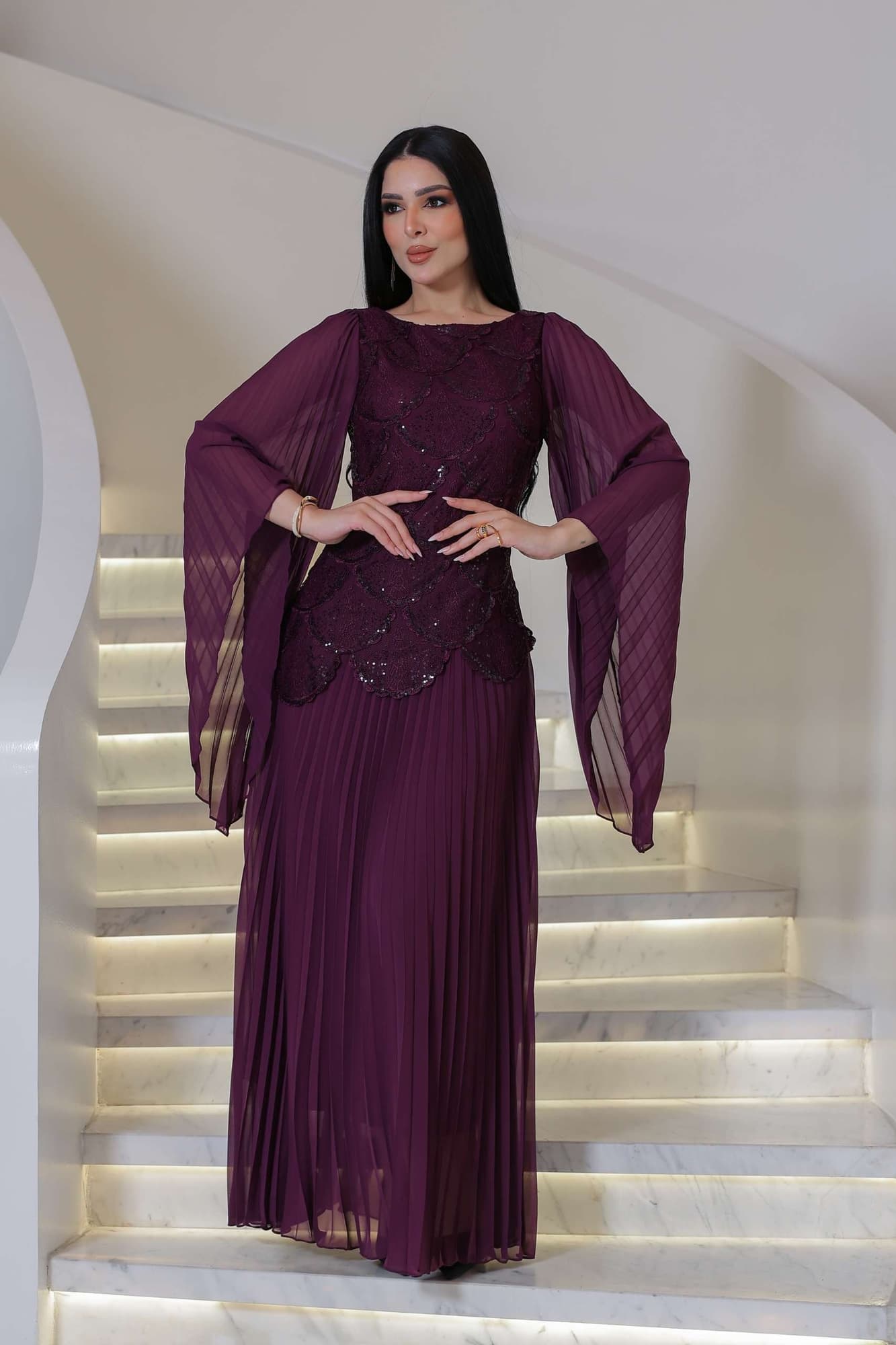 فستان فخم ينبض بالأناقة والرقي يجمع بين التطريز الفاخر والطيات الناعمة