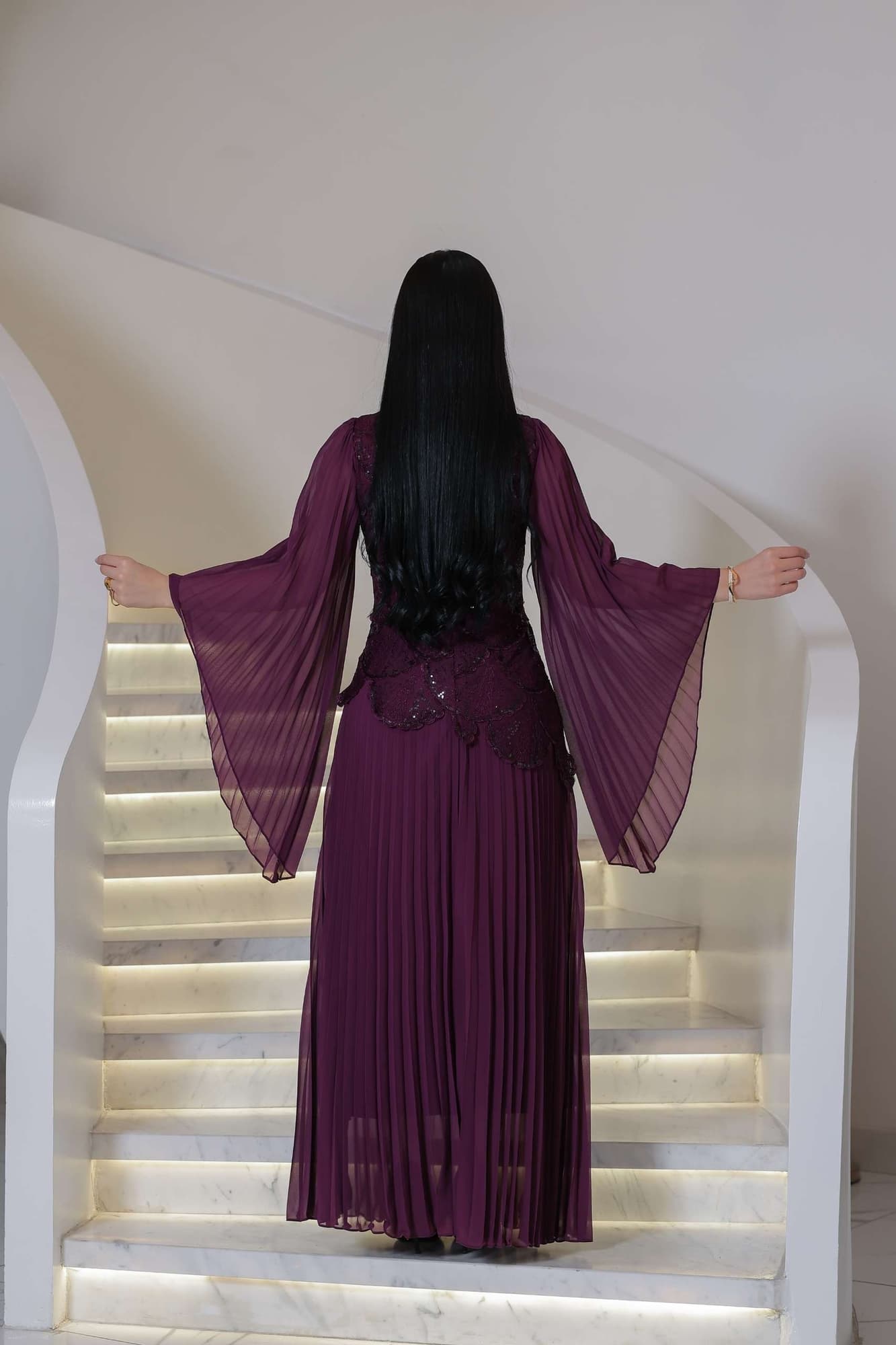 فستان فخم ينبض بالأناقة والرقي يجمع بين التطريز الفاخر والطيات الناعمة