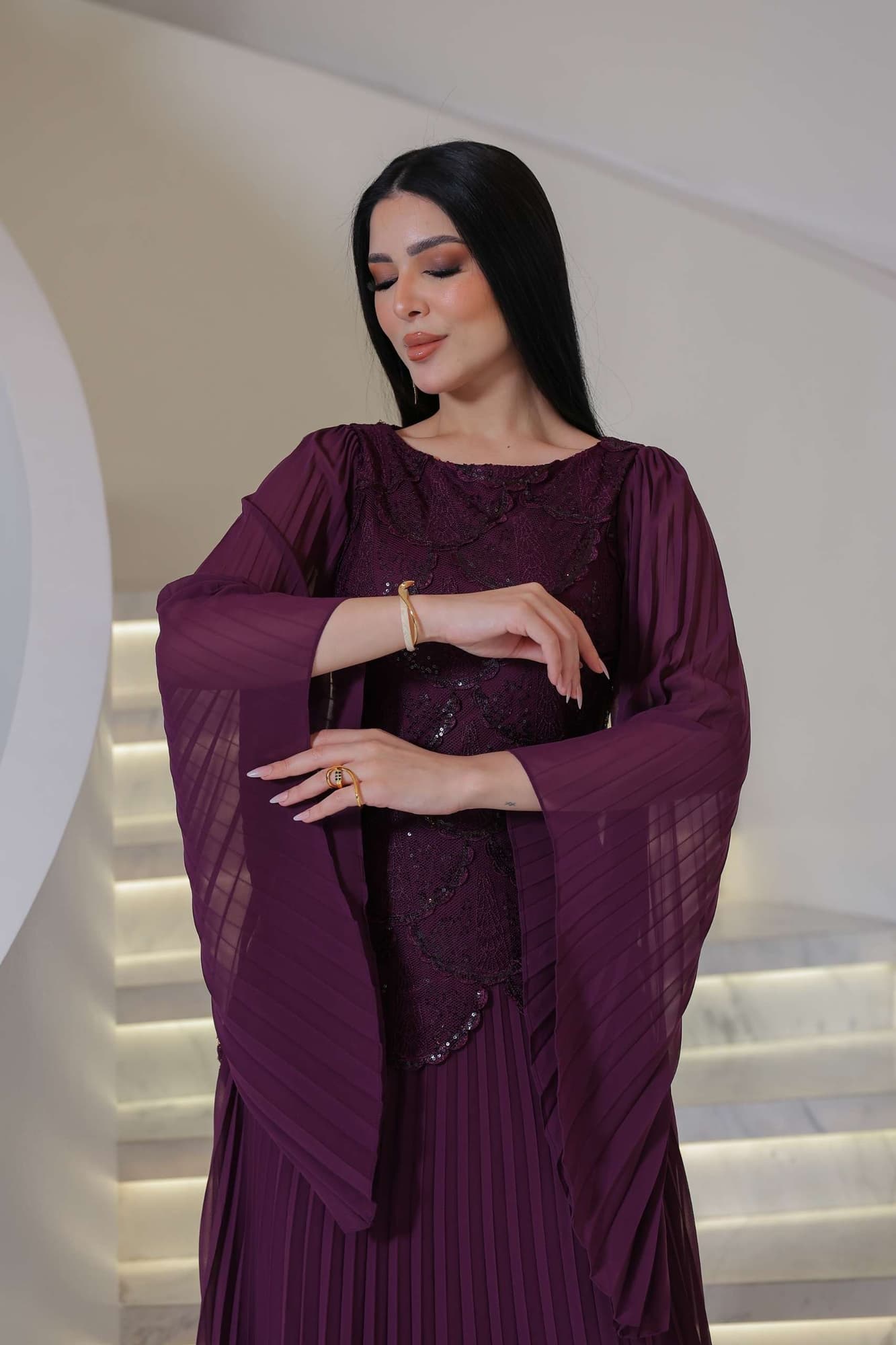 فستان فخم ينبض بالأناقة والرقي يجمع بين التطريز الفاخر والطيات الناعمة