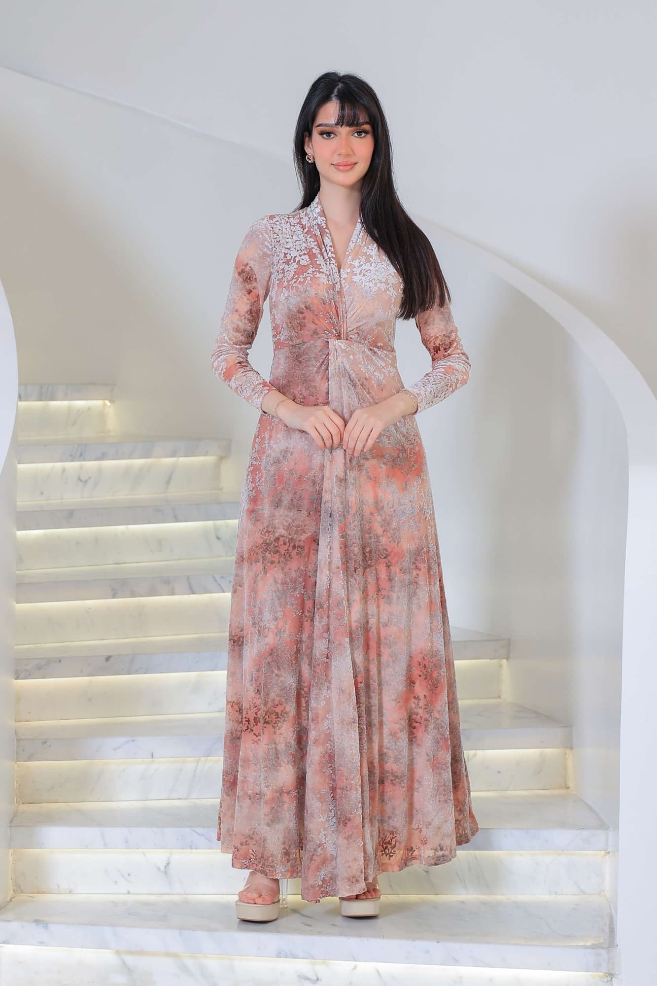 فستان أنيق طويل بقماش شفاف فاخر مزخرف بنقشات ورود مخملية