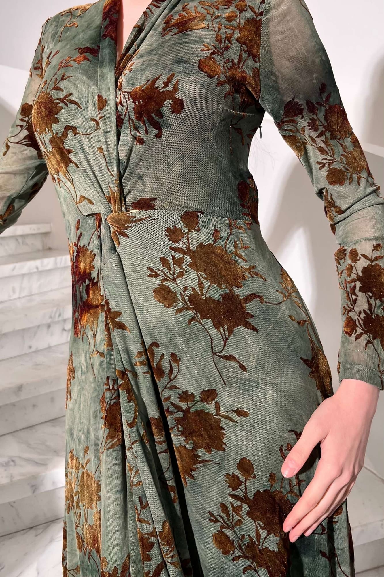 فستان أنيق طويل بقماش شفاف فاخر مزخرف بنقشات ورود مخملية