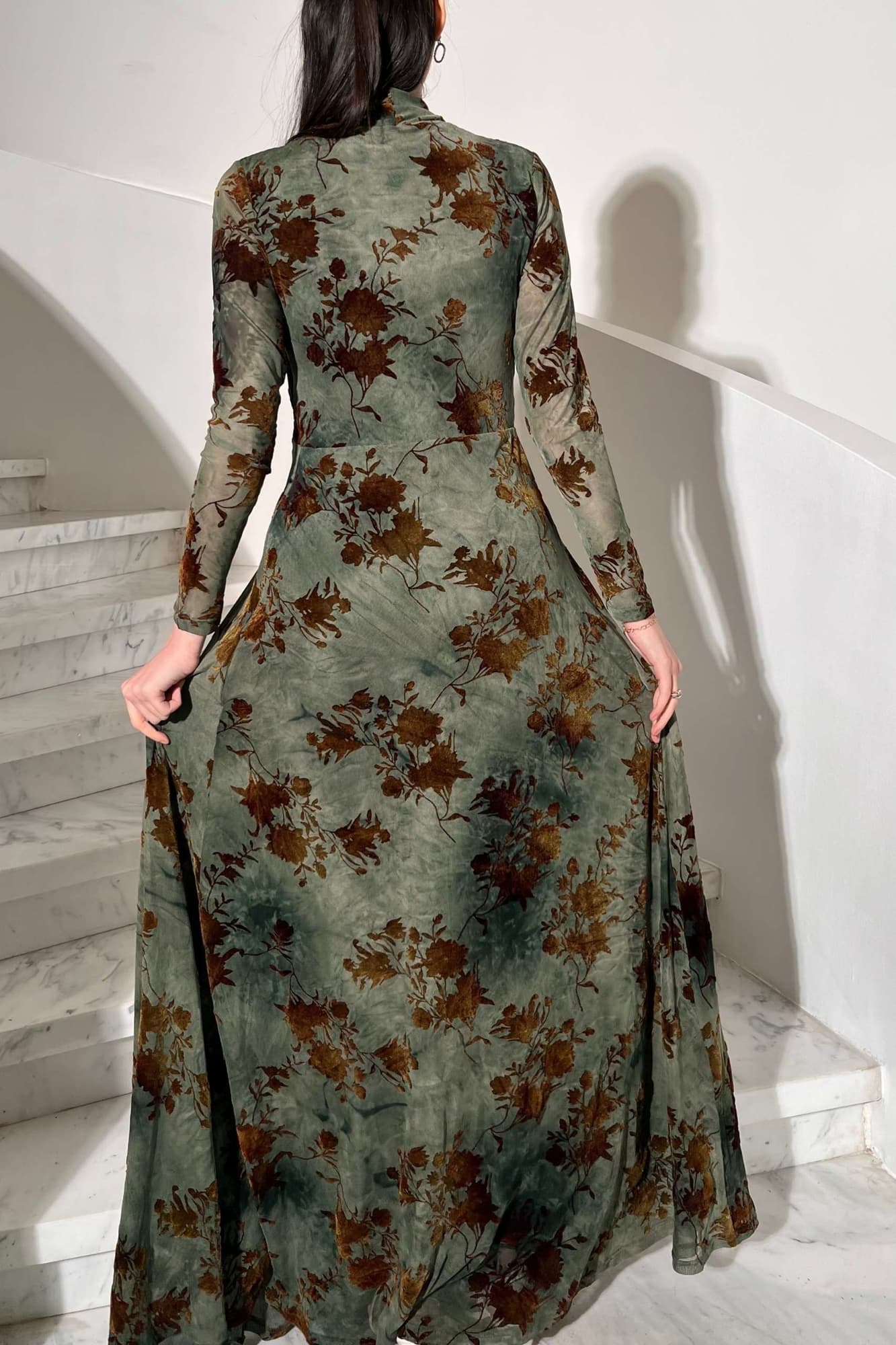 فستان أنيق طويل بقماش شفاف فاخر مزخرف بنقشات ورود مخملية