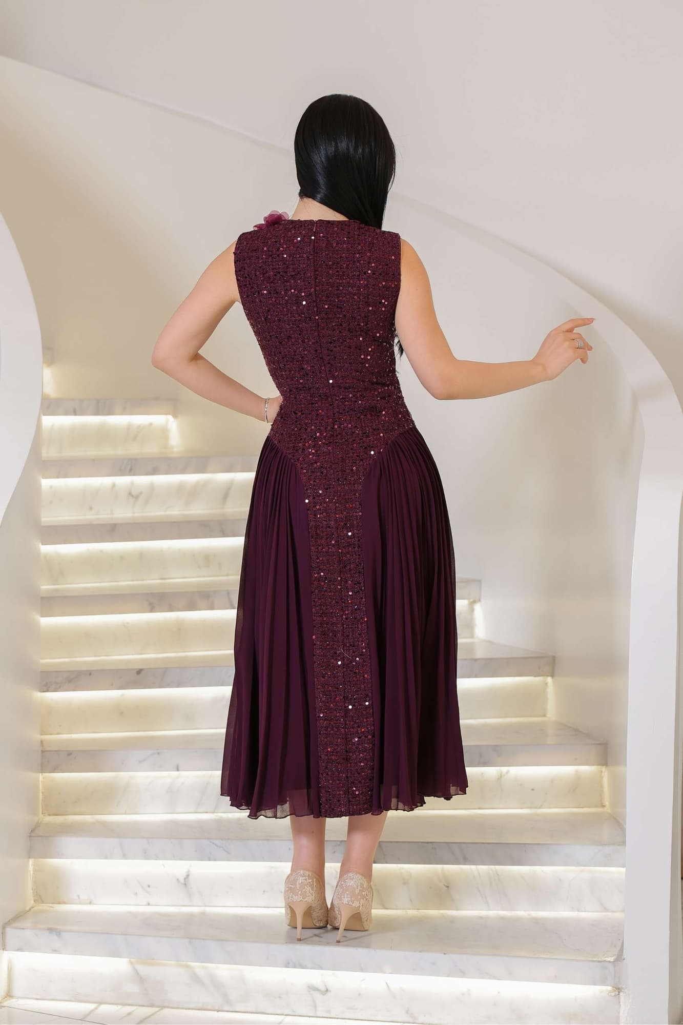 فستان ميدي ترتر مزين بورود بارزة ع الكتف