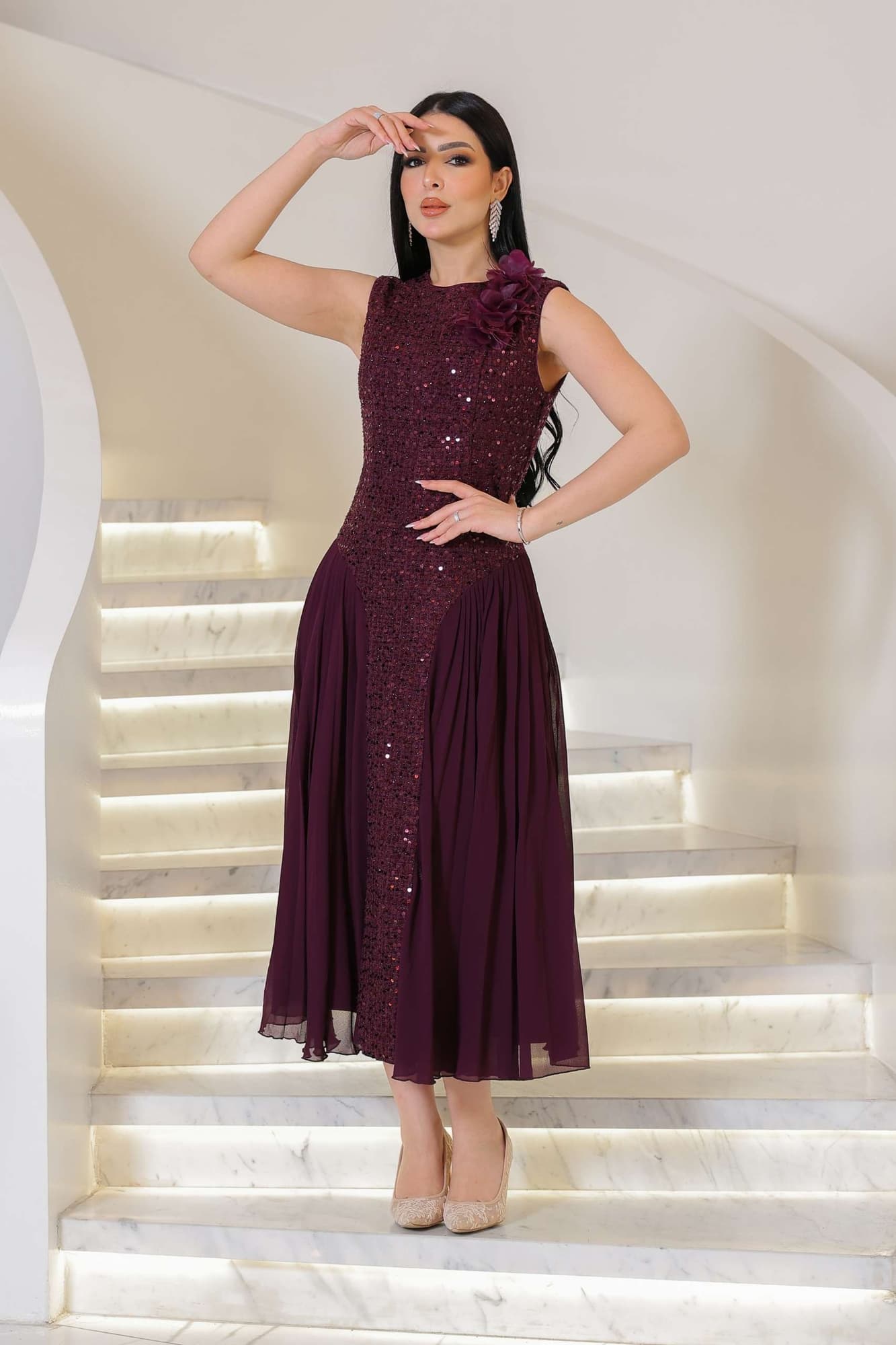 فستان ميدي ترتر مزين بورود بارزة ع الكتف