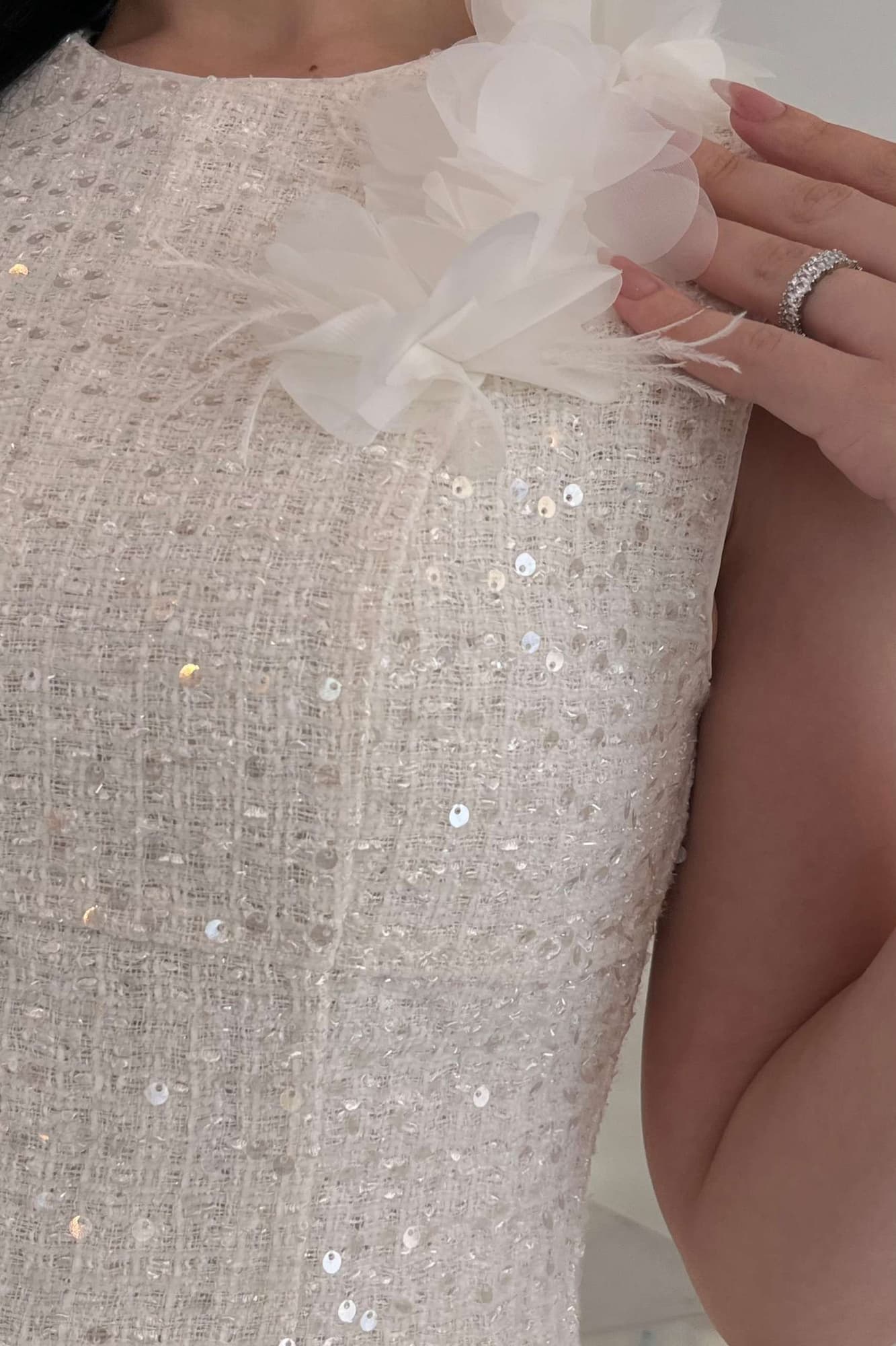 فستان ميدي ترتر مزين بورود بارزة ع الكتف