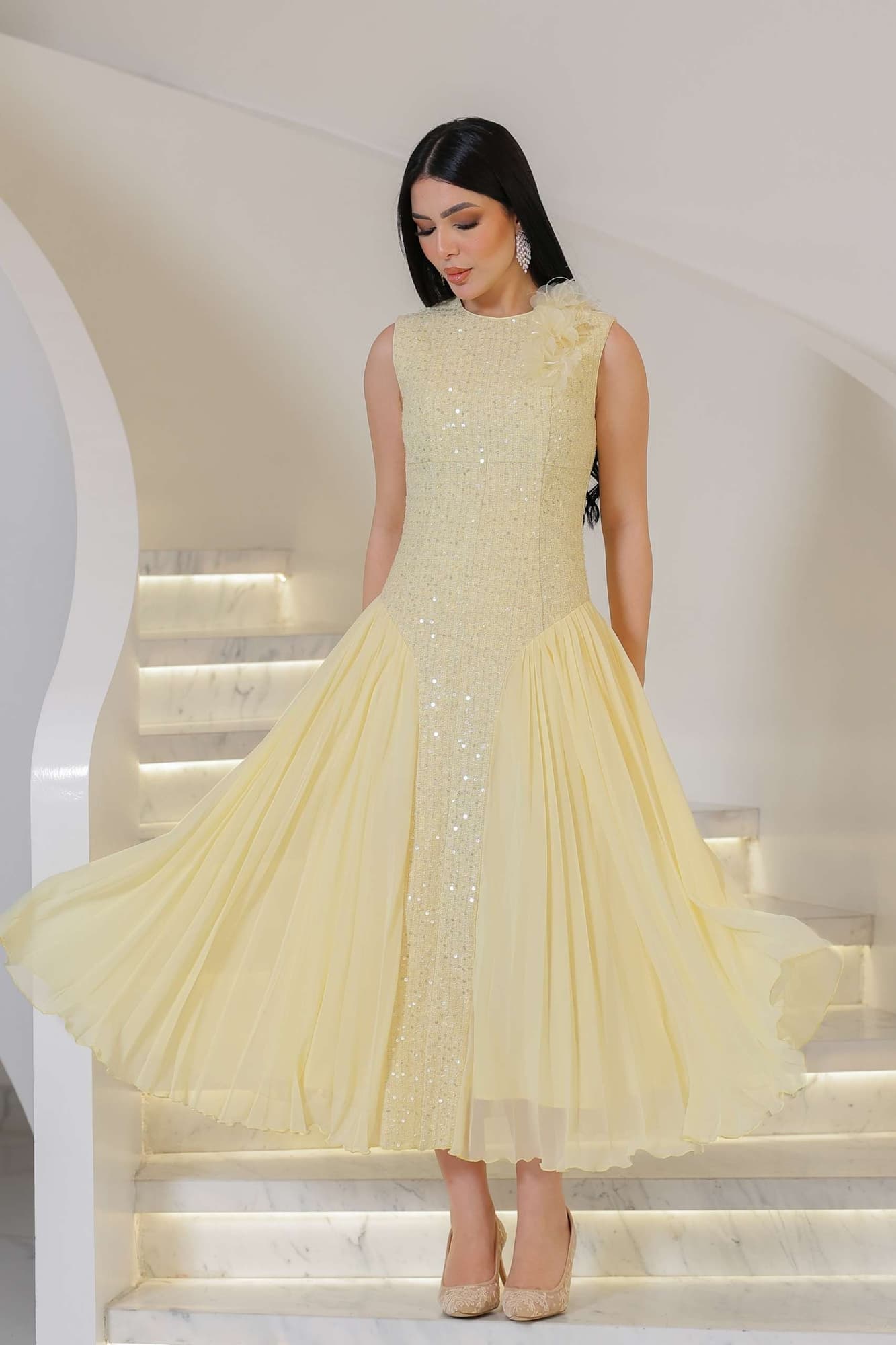 فستان ميدي ترتر مزين بورود بارزة ع الكتف