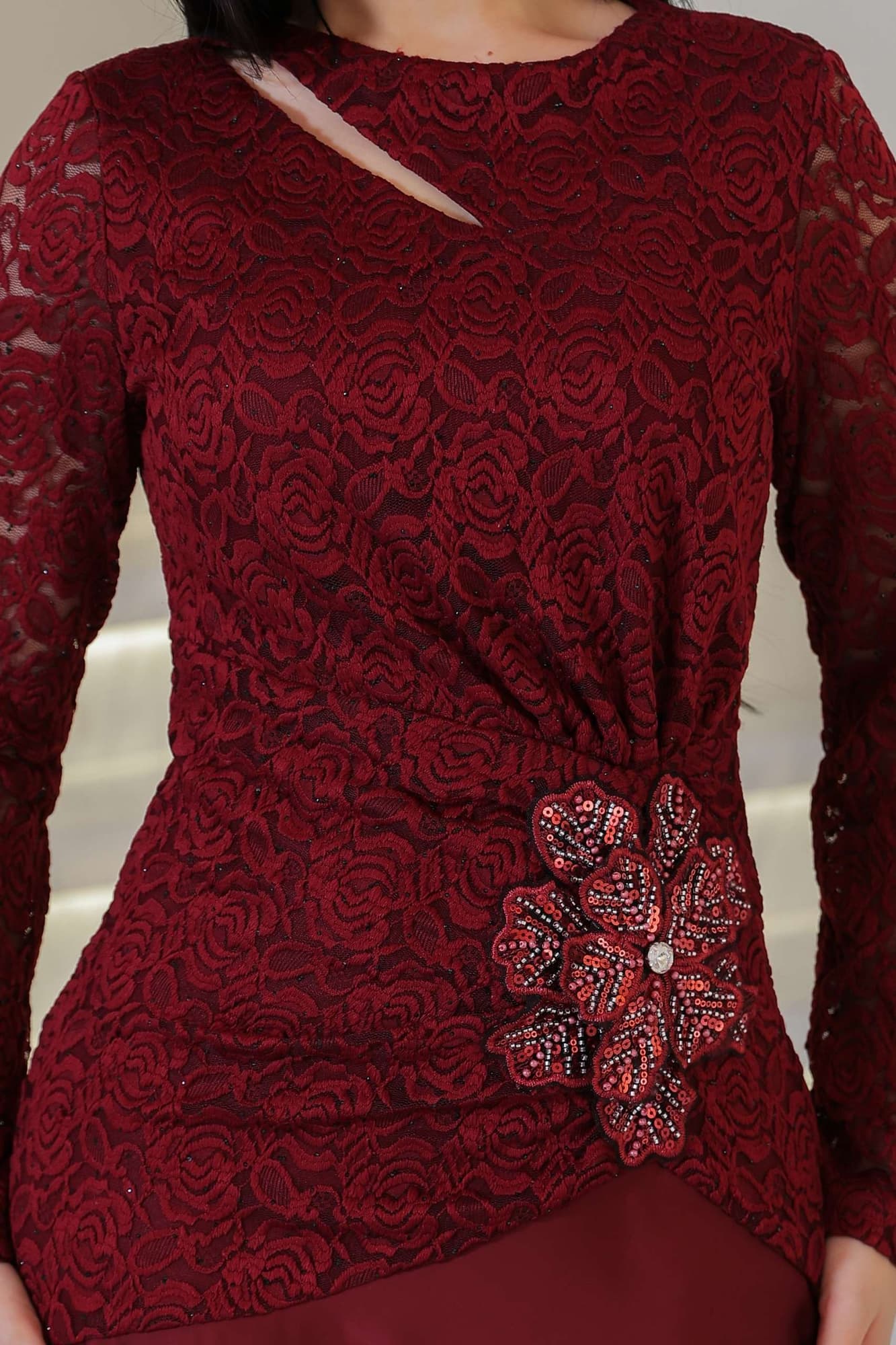 فستان سهرة أنيق يجمع بين الرقي والفخامة، يتميز بتناسق الأقمشة وتفاصيل ناعمة تبرز القوام